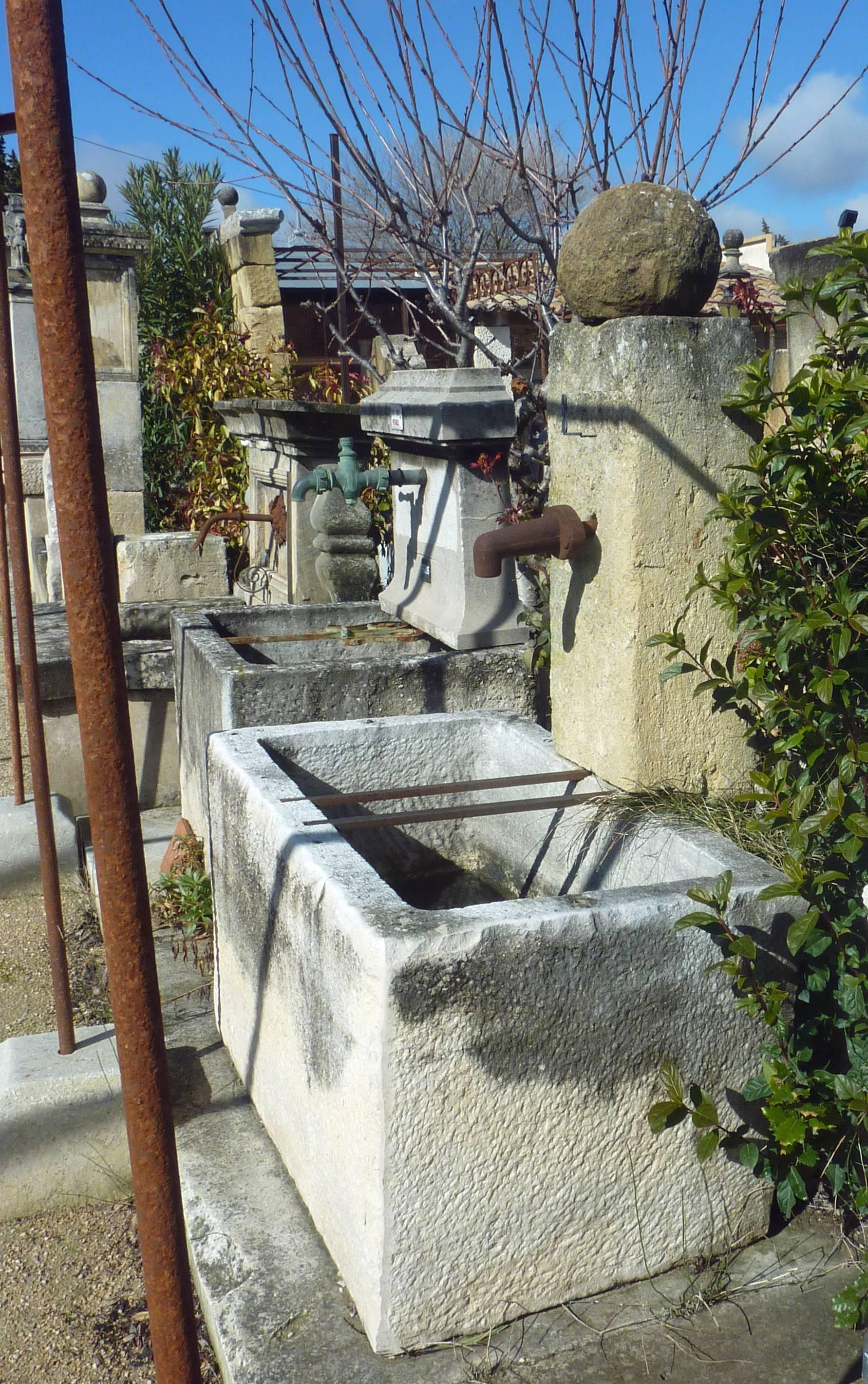 Rustic Wall Fountain with White Antique Stone Trough and Thin Pediment, Provence In Good Condition For Sale In Isle sur la Sorgue, FR