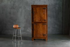 Rustikaler Nussbaumschrank, 19. Jahrhundert