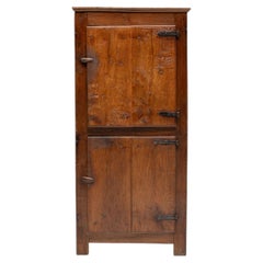 Rustikaler Nussbaumschrank, 19. Jahrhundert