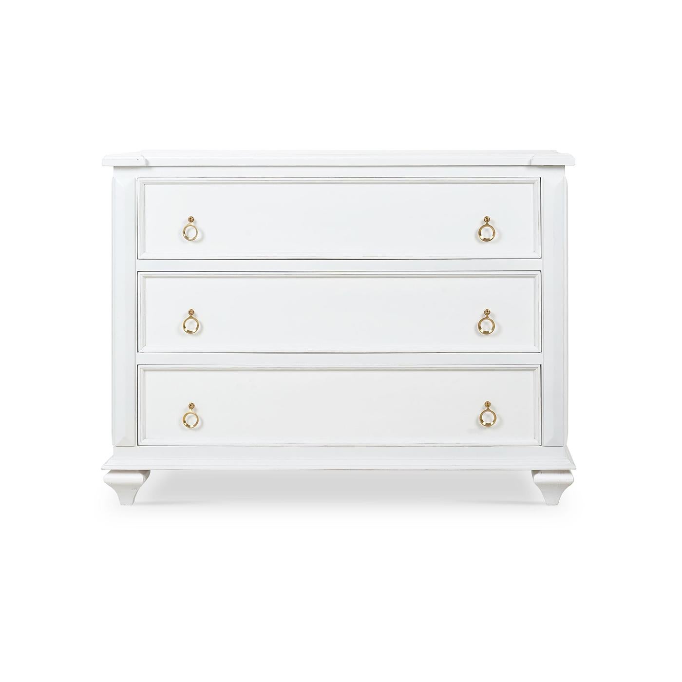 Un pezzo senza tempo che unisce la funzionalità a un elegante design provinciale. Realizzato in mogano massiccio, con una finitura architettonica verniciata in bianco, leggermente invecchiata.

Con tre cassetti spaziosi, ognuno dei quali è