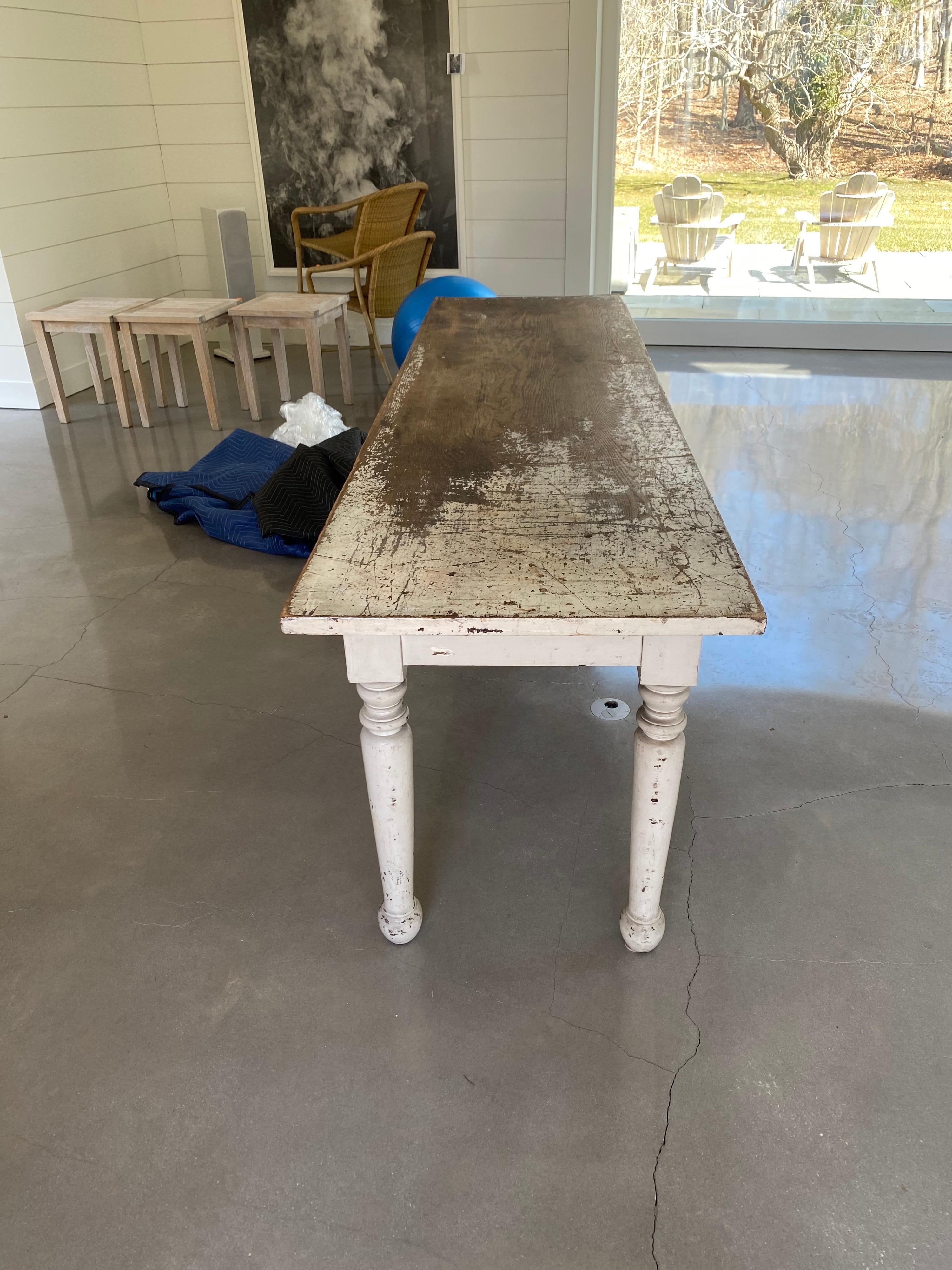 Table de ferme rustique longue et étroite peinte en blanc en vente 2