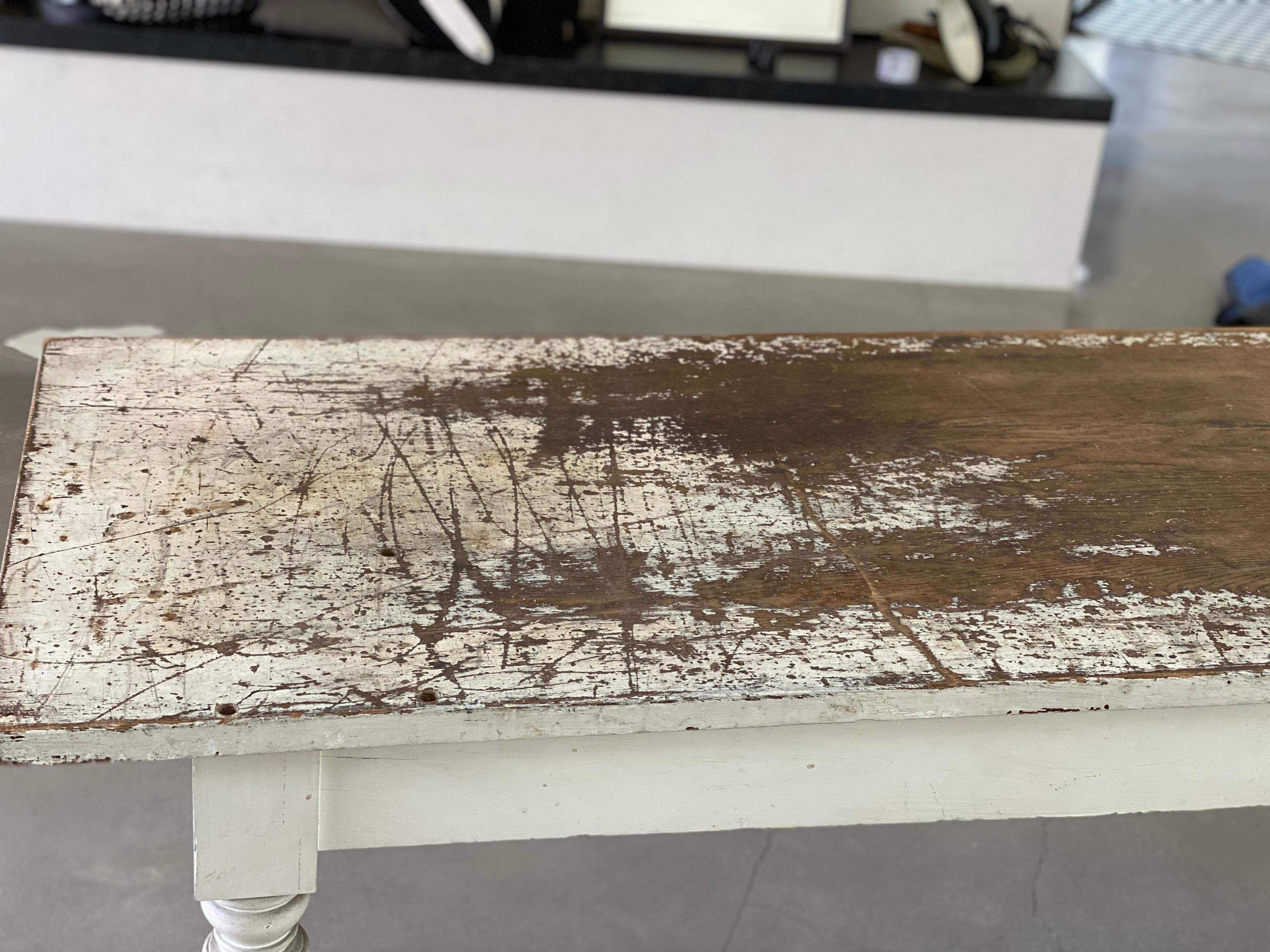 Table de ferme rustique longue et étroite peinte en blanc en vente 4