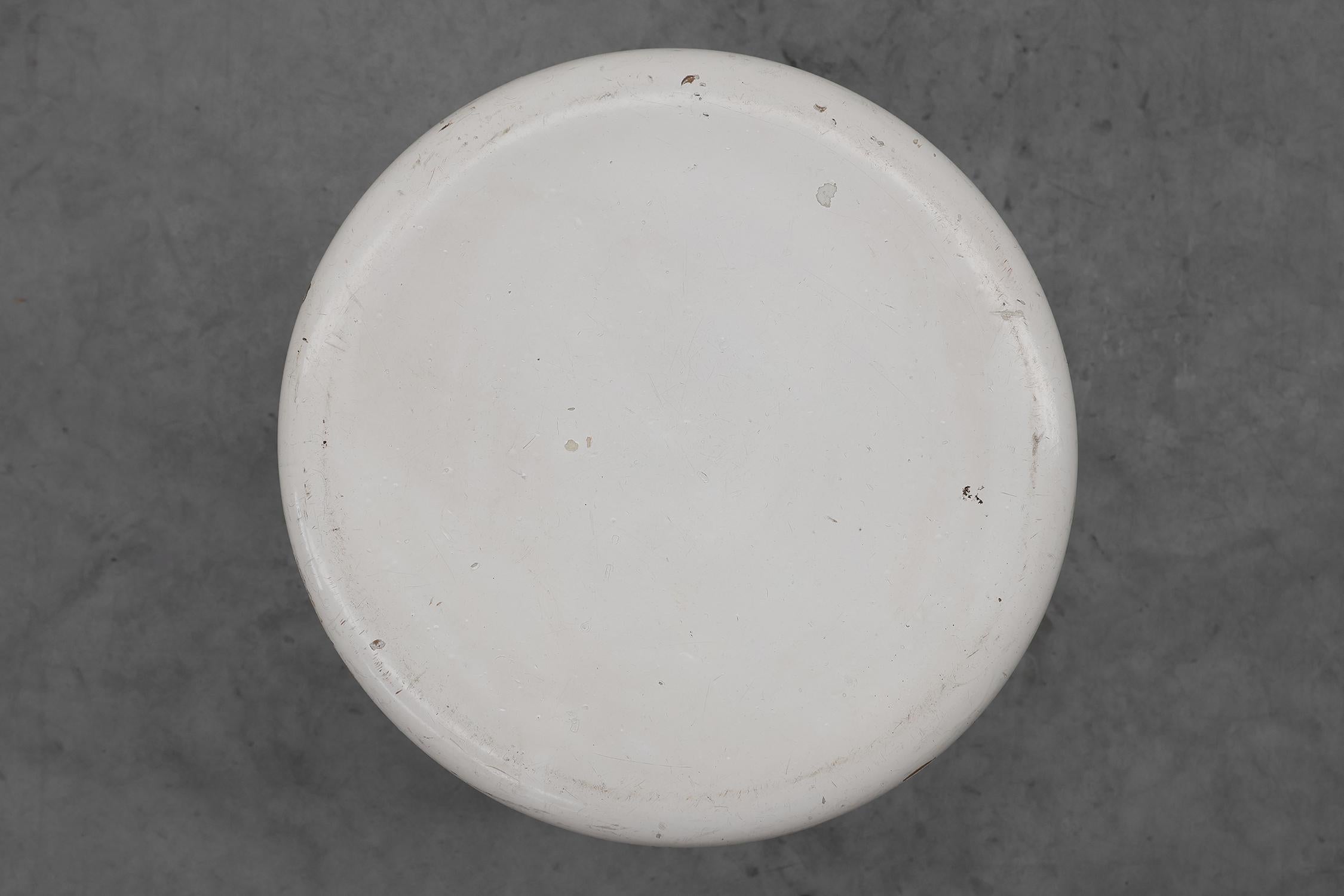 Rustikaler niedriger Bauernhocker aus weißem Holz, Frankreich ca. 1920 im Angebot 3