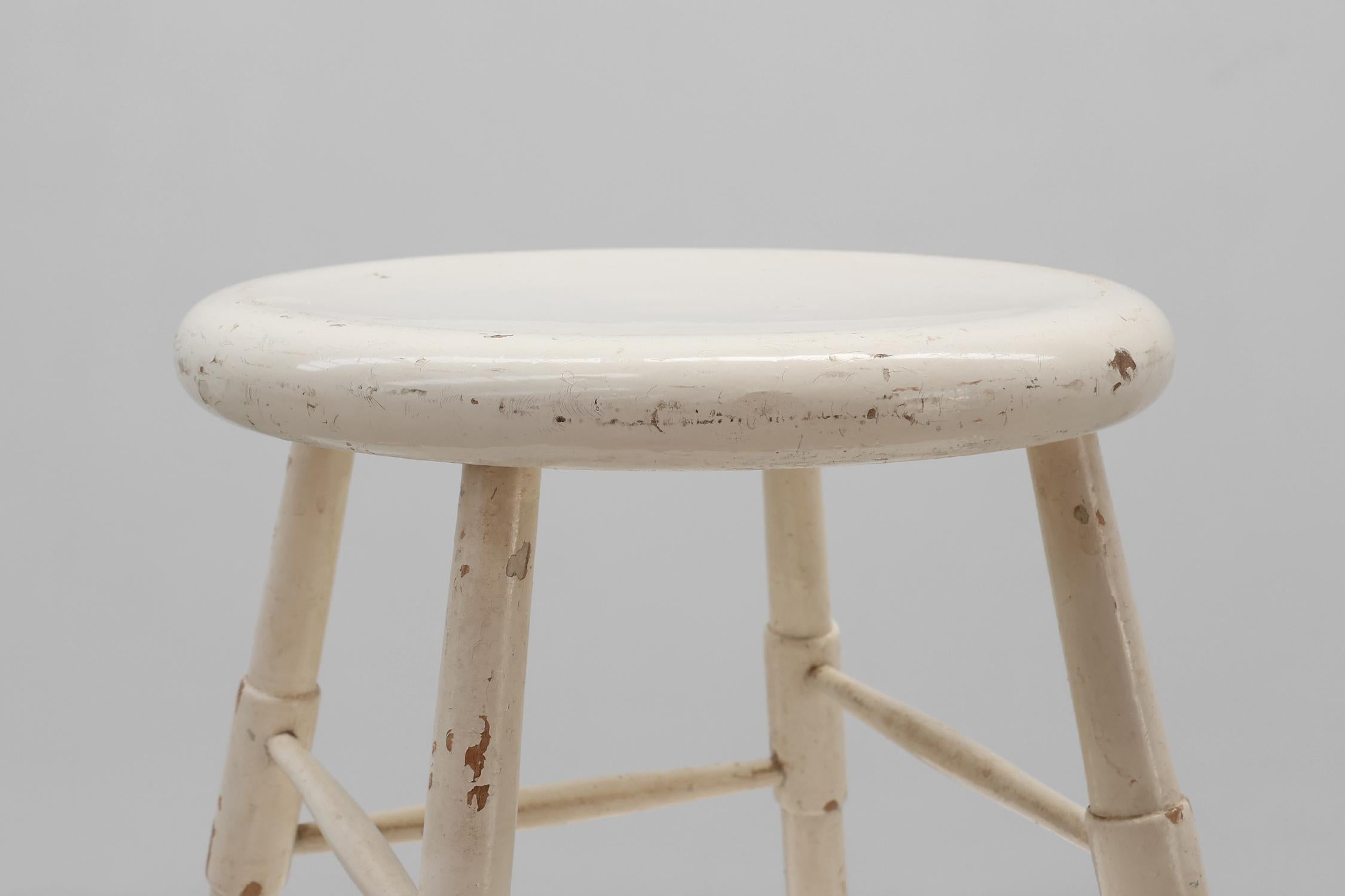 Rustikaler niedriger Bauernhocker aus weißem Holz, Frankreich ca. 1920 (Industriell) im Angebot