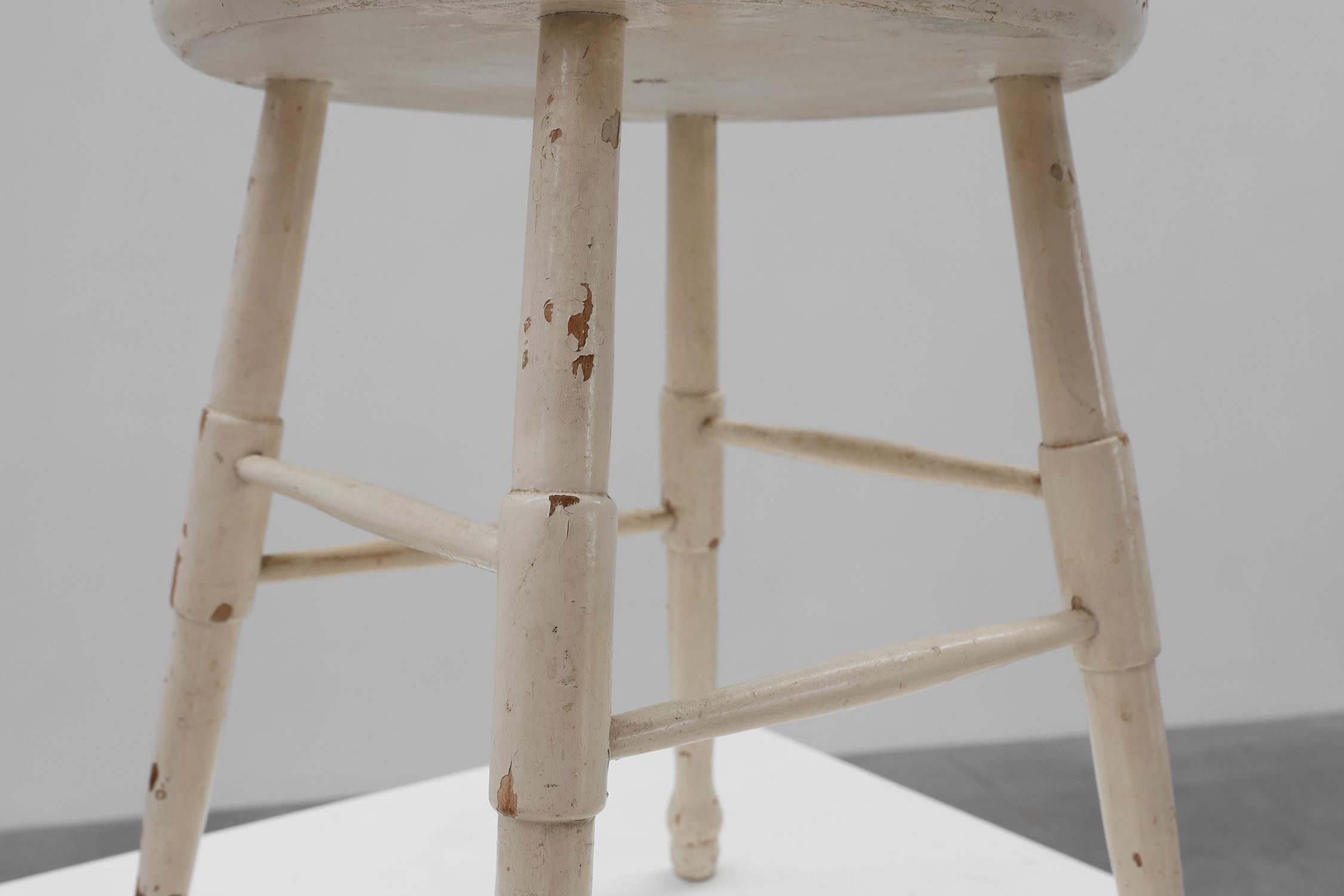 Rustikaler niedriger Bauernhocker aus weißem Holz, Frankreich ca. 1920 (Lackiert) im Angebot