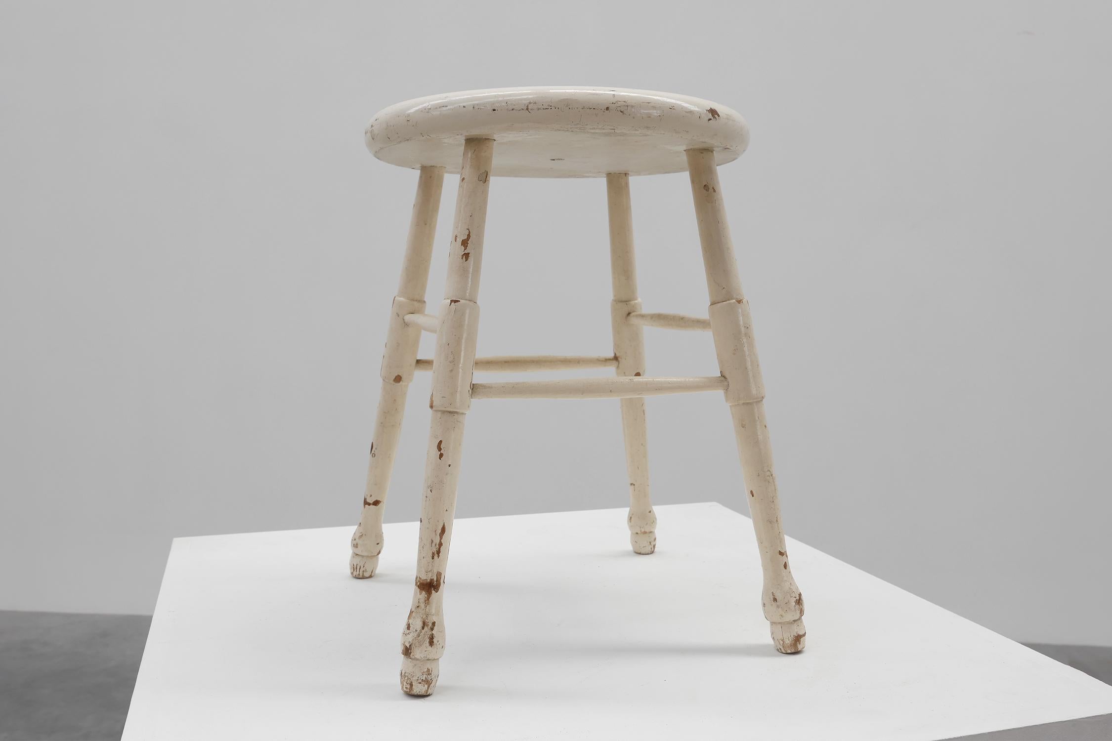 Rustikaler niedriger Bauernhocker aus weißem Holz, Frankreich ca. 1920 im Zustand „Gut“ im Angebot in Meulebeke, BE