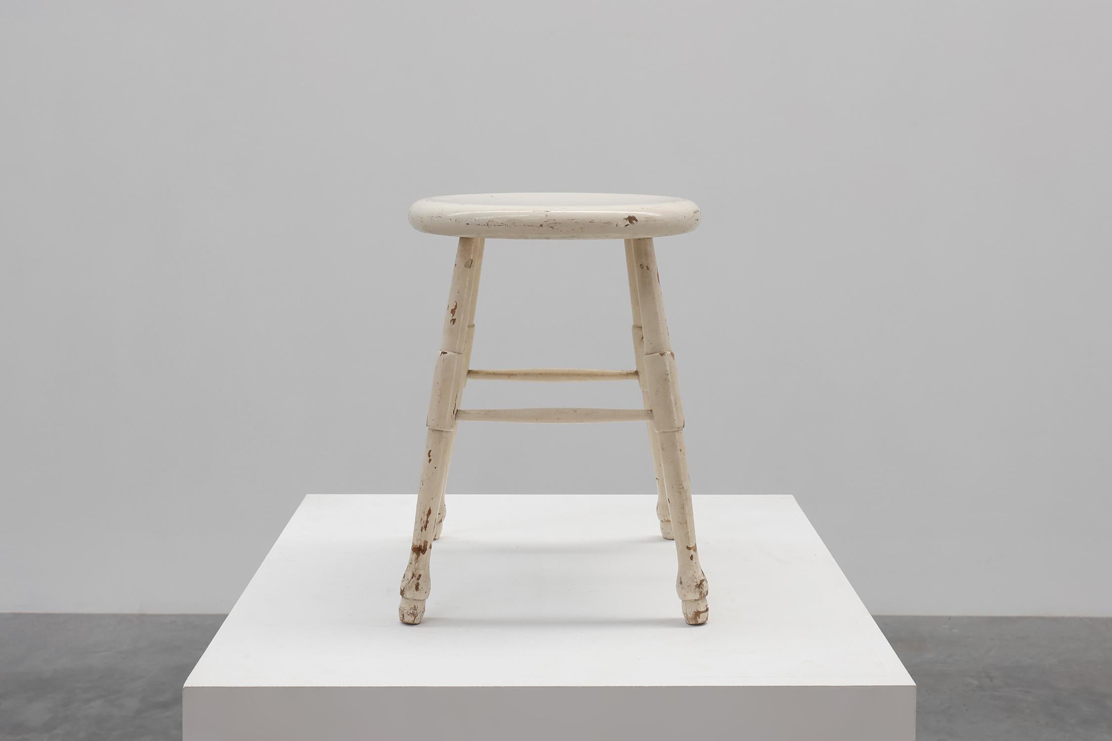 Rustikaler niedriger Bauernhocker aus weißem Holz, Frankreich ca. 1920 (20. Jahrhundert) im Angebot