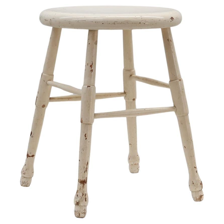 Rustikaler niedriger Bauernhocker aus weißem Holz, Frankreich ca. 1920 im Angebot