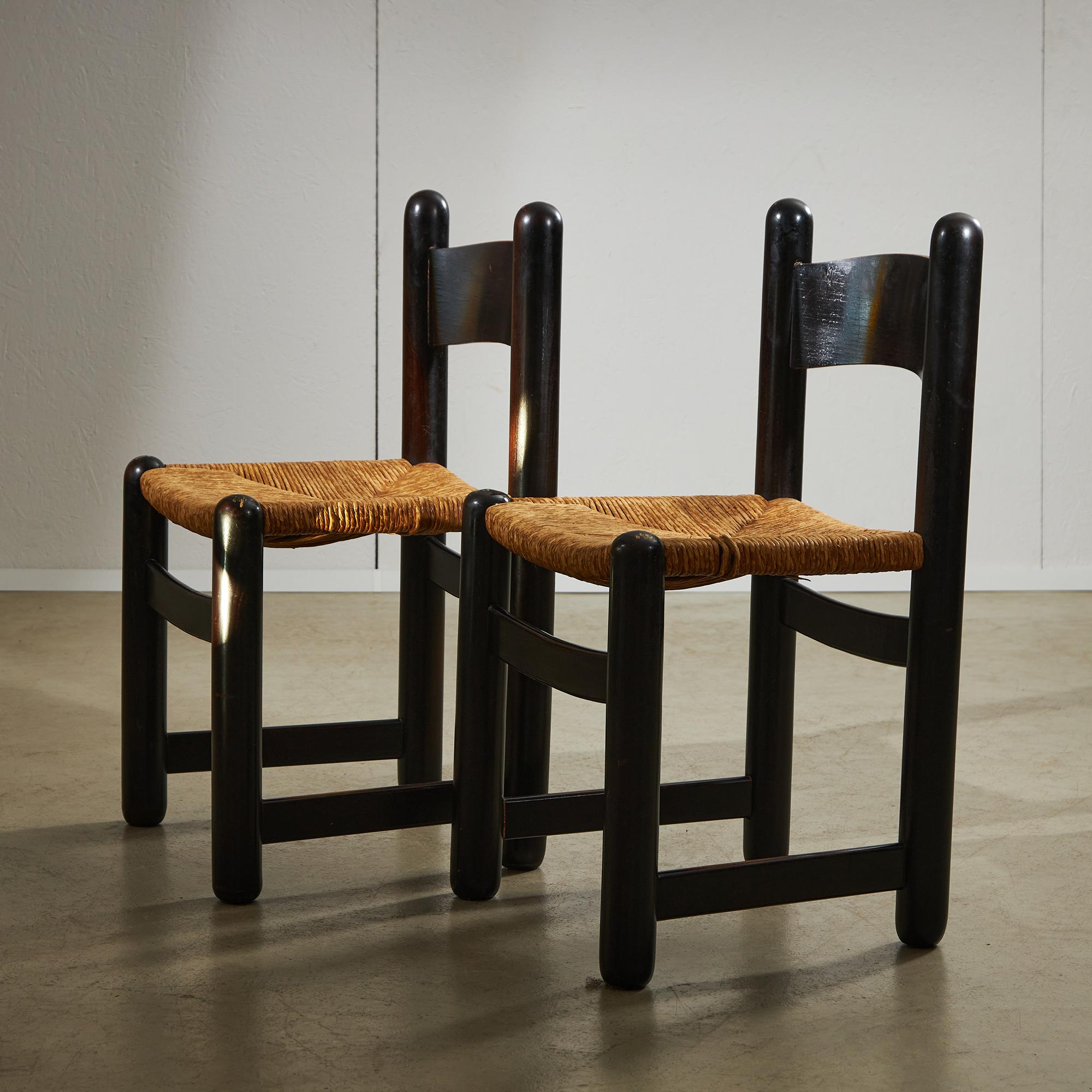 Più che semplici opzioni di seduta, queste sedie rustiche in vimini sono vere e proprie delizie visive. Con i loro intricati dettagli intrecciati e le robuste gambe arrotondate, valorizzano perfettamente qualsiasi ambiente. Queste sedie sono