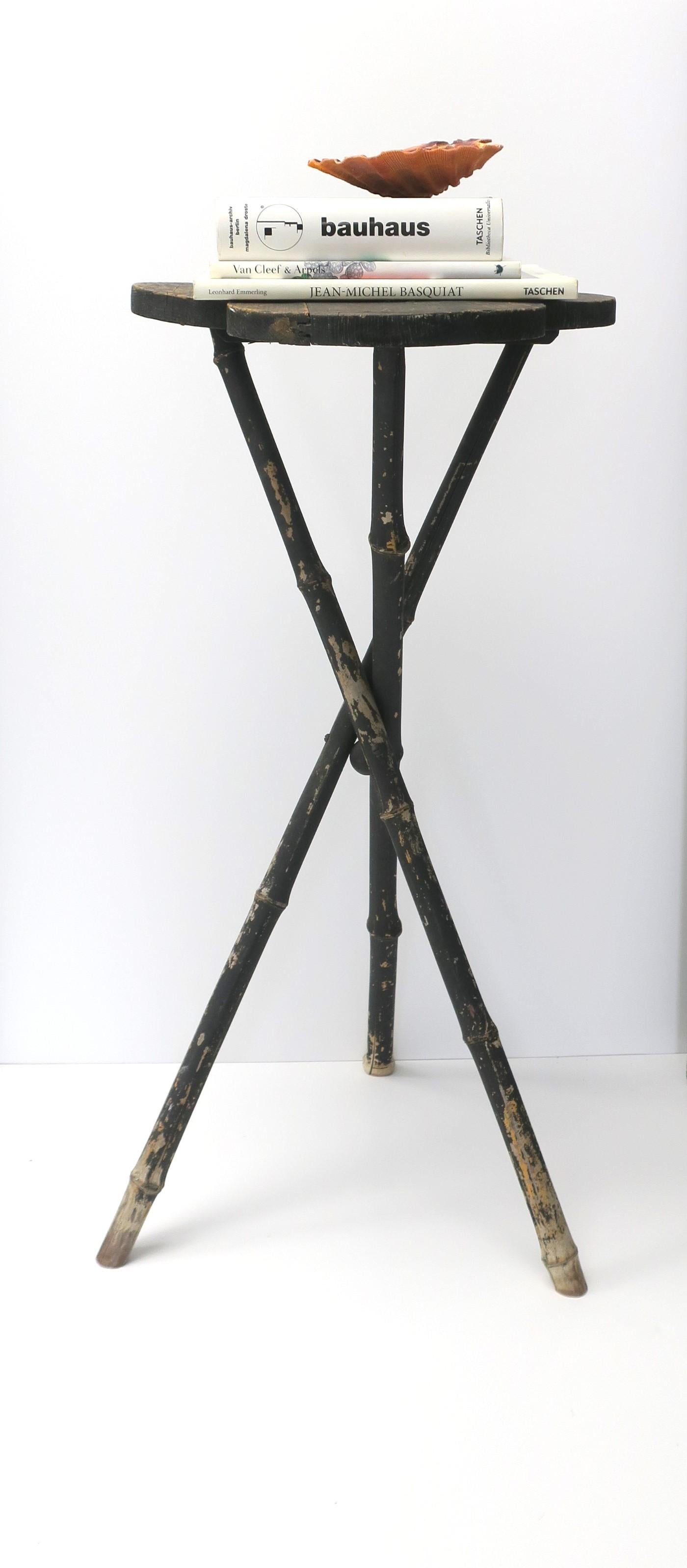 20ième siècle Table d'appoint ou Stand pour plantes en bois et bambou rustique en vente