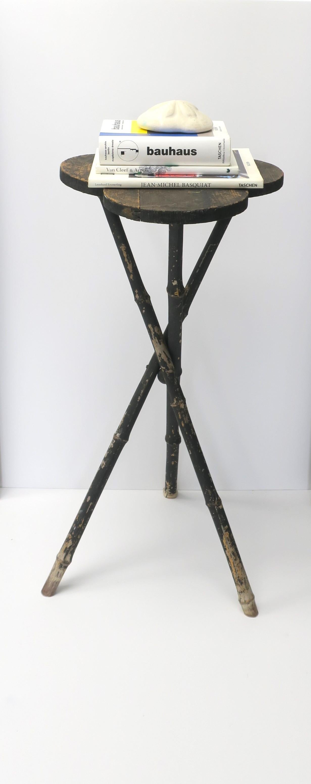 Bambou Table d'appoint ou Stand pour plantes en bois et bambou rustique en vente
