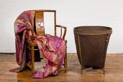 Rustikaler Bauernkorb aus Holz und gewebtem Rattan mit verwitterter Patina