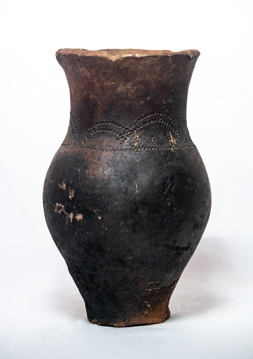 Angolano Vaso rustico cotto in Wood-Ash realizzato con argilla locale in vendita