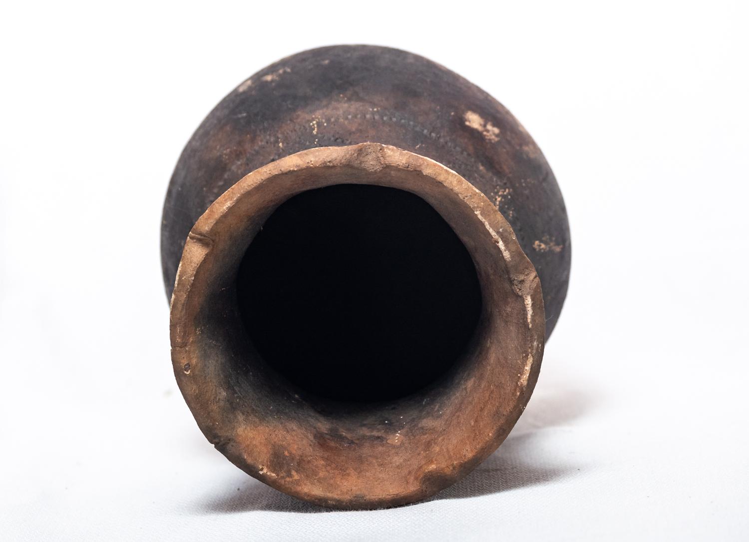 XXI secolo e contemporaneo Vaso rustico cotto in Wood-Ash realizzato con argilla locale in vendita