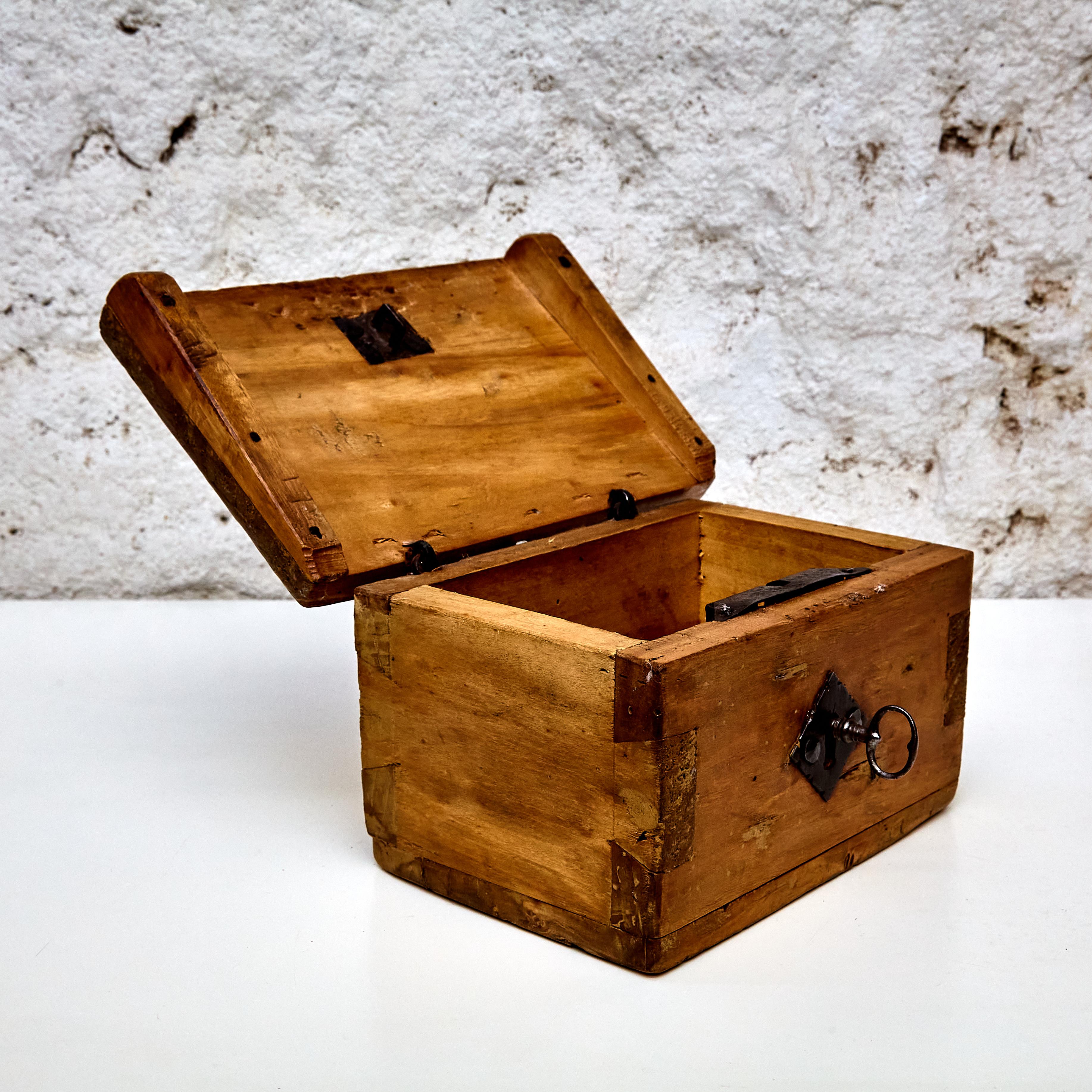 Rustic Wood Box with Key Lock, circa 1930 In Good Condition In Barcelona, Barcelona