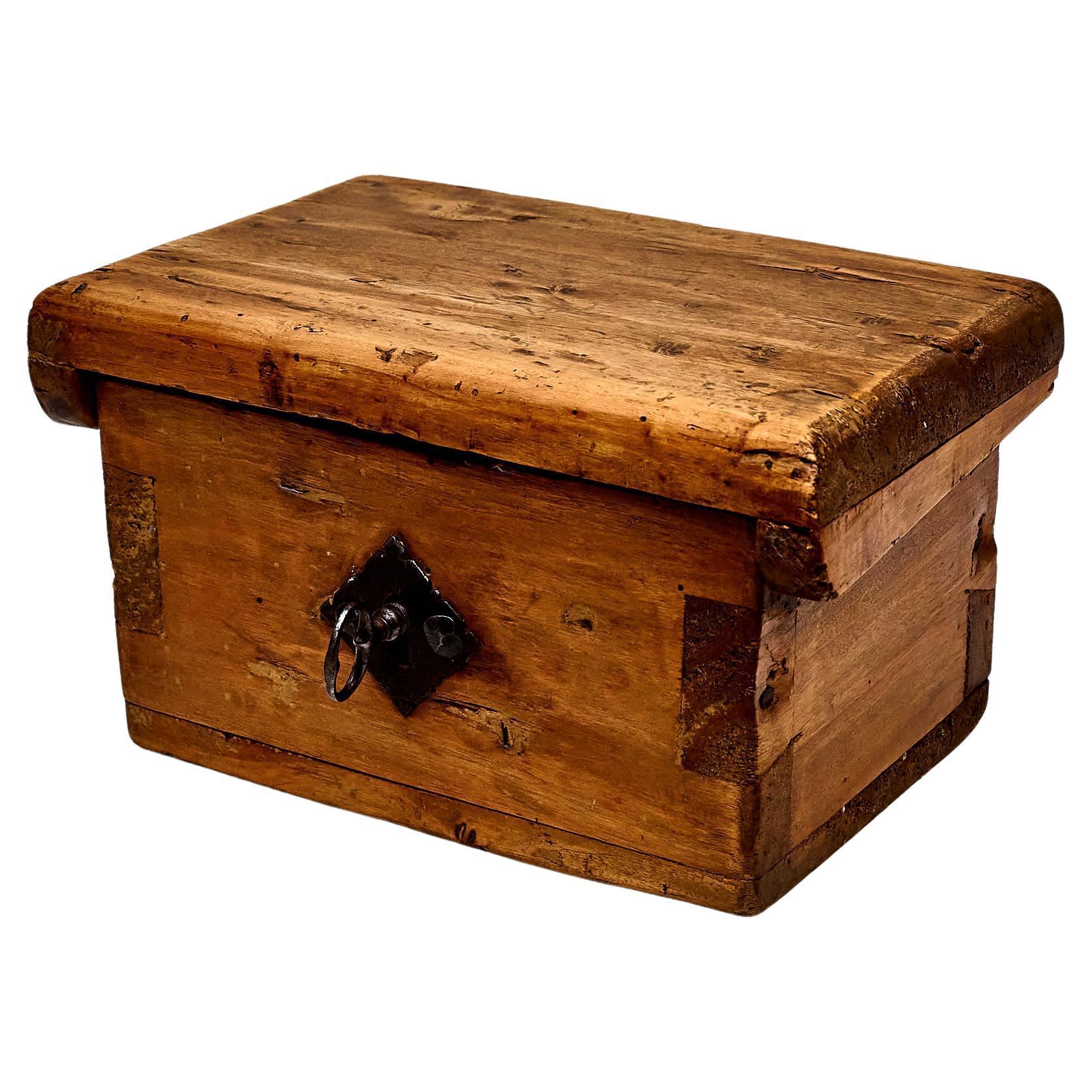 Rustikale Holzbox mit Schlüsselschloss.

Hergestellt in Frankreich, um 1930.

In ursprünglichem Zustand mit geringen Gebrauchsspuren, die dem Alter und dem Gebrauch entsprechen, wobei eine schöne Patina erhalten bleibt.

MATERIALIEN: 
Holz,