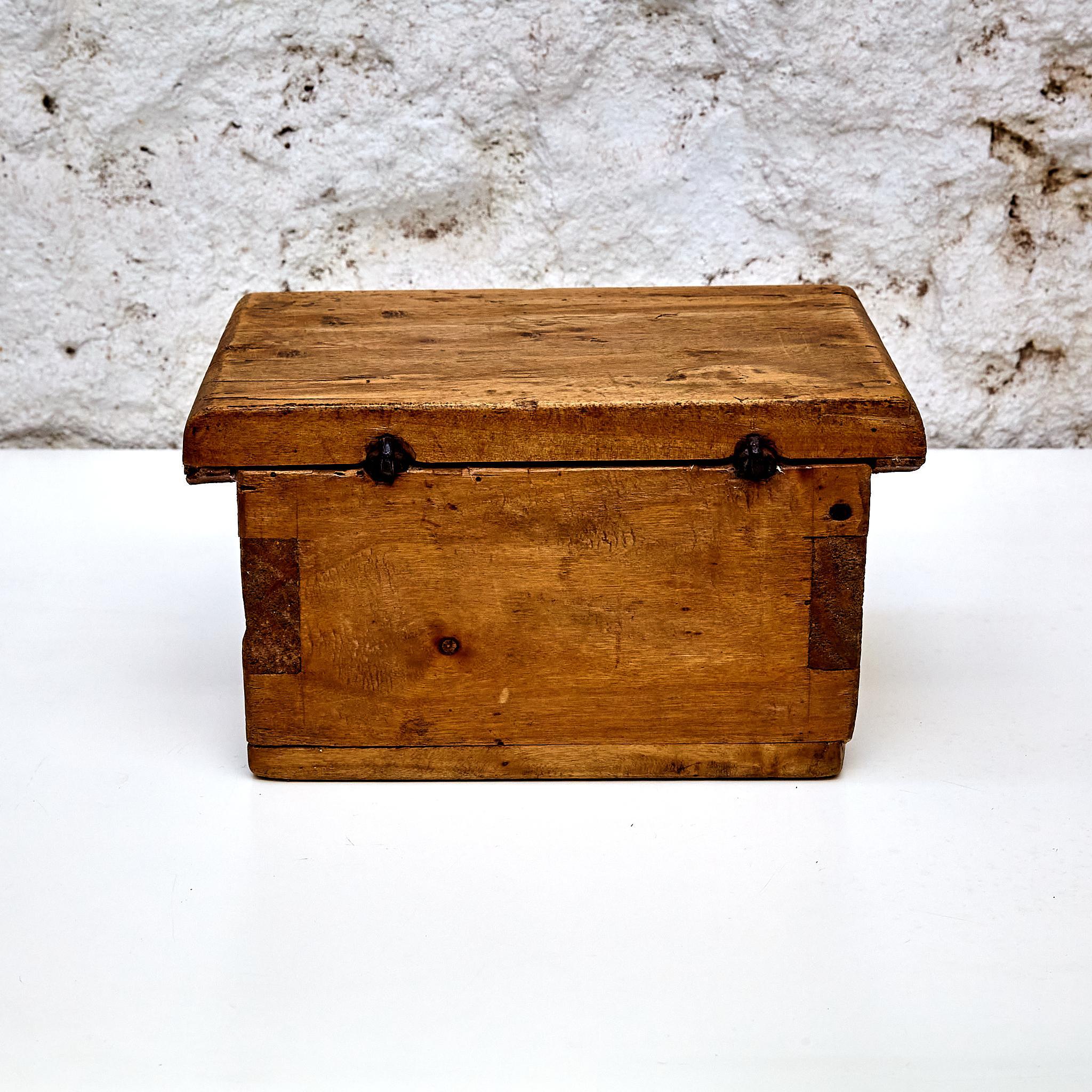 Rustic Wood Box with Key Lock, circa 1930 In Good Condition For Sale In Barcelona, ES