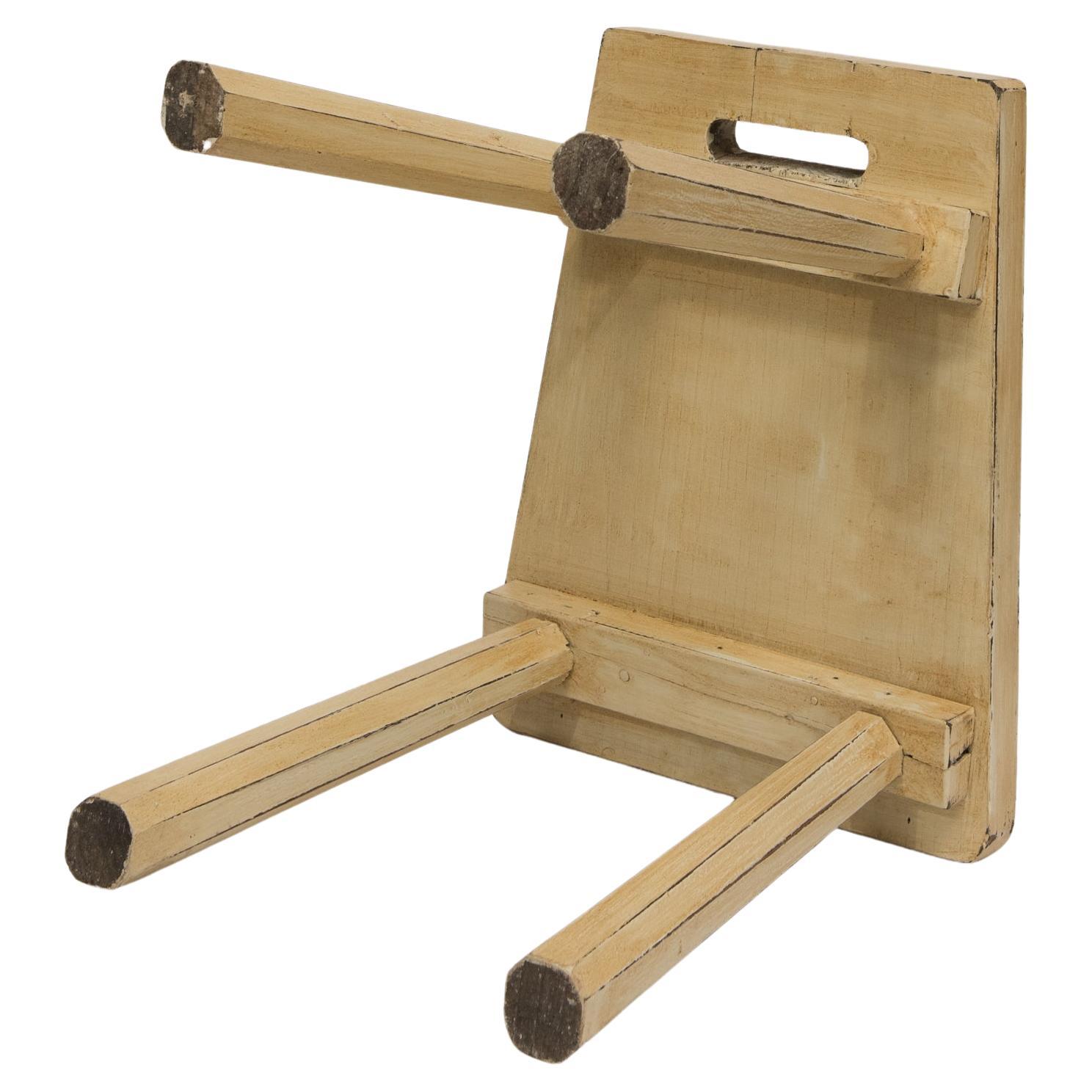 Rustikaler Holzstuhl mit abnehmbarer Rückenlehne (Italienisch) im Angebot