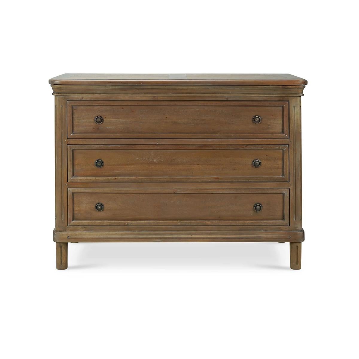 Realizzata in mogano massiccio e rifinita con uno splendido Rustic Wood Wash, questa cassapanca mette in risalto la bellezza naturale del legno, offrendo un fascino sofisticato ma rustico. Con tre spaziosi cassetti, offre un ampio spazio per
