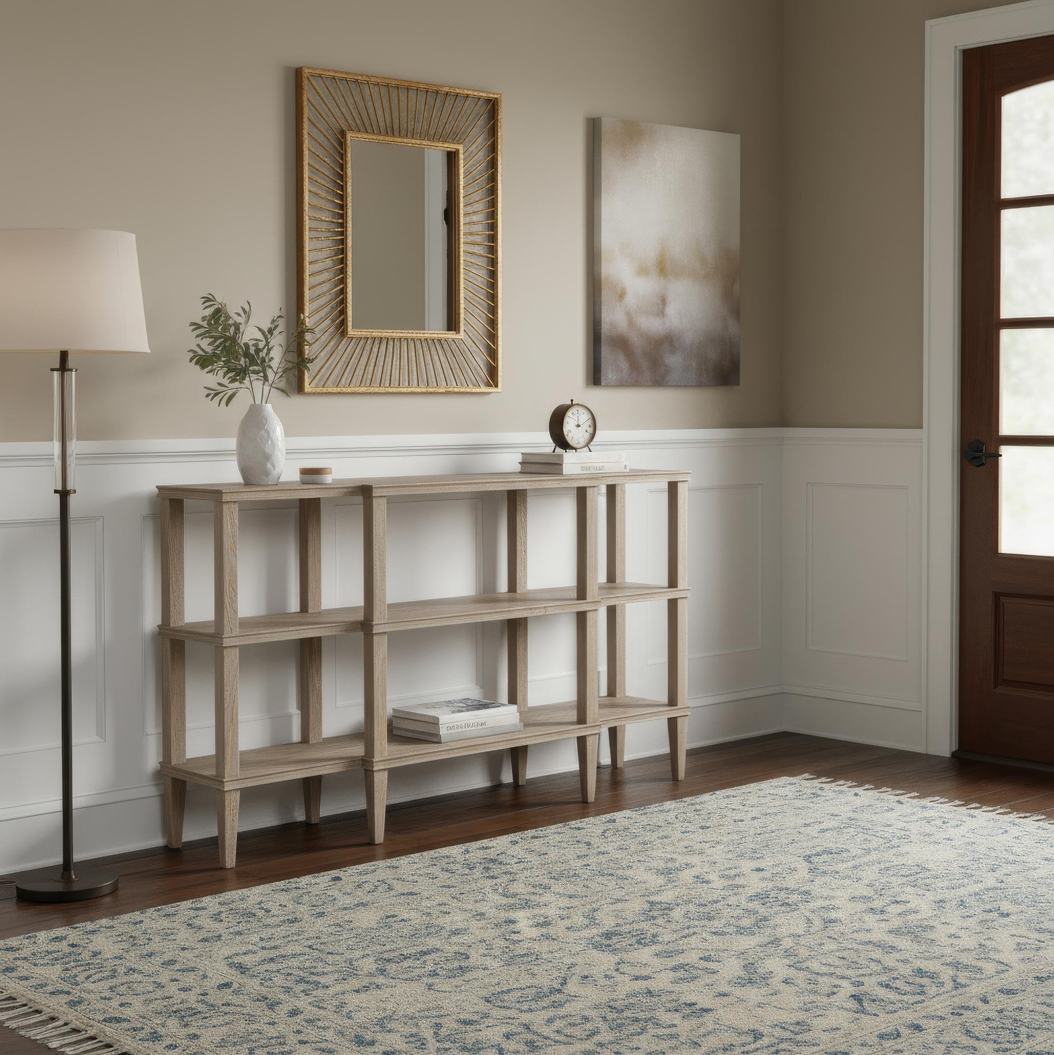 Die Konsole verbindet lässige Eleganz mit praktischer Vielseitigkeit und bietet ein dreistufiges Design, das sowohl die Aufbewahrung als auch die Präsentation verbessert. Aus massivem Buchenholz gefertigt und in Grey Thorne lackiert, hebt dieses