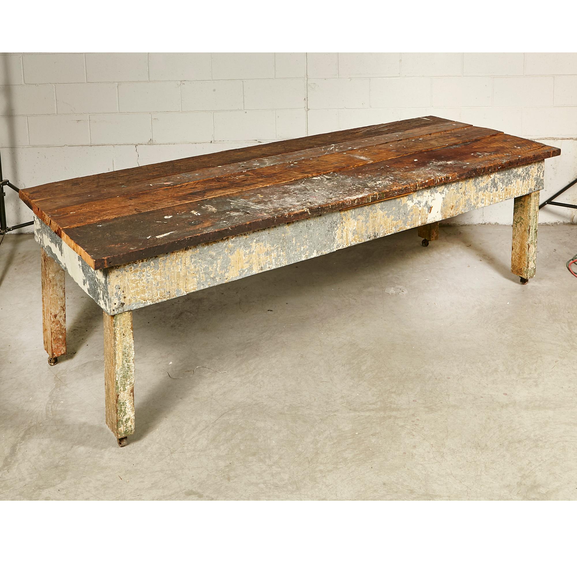 Rustic Wood Plank Top Country Table (Rustikal) im Angebot