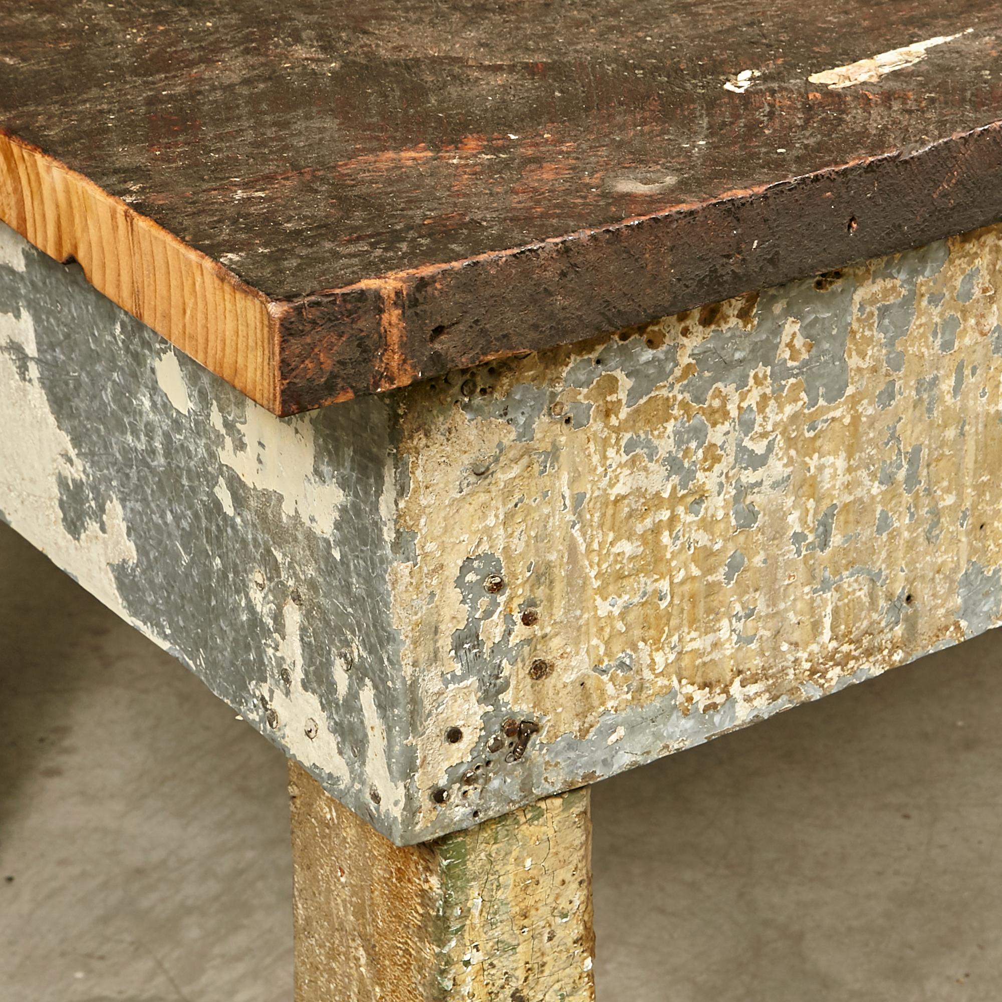 Rustic Wood Plank Top Country Table (20. Jahrhundert) im Angebot
