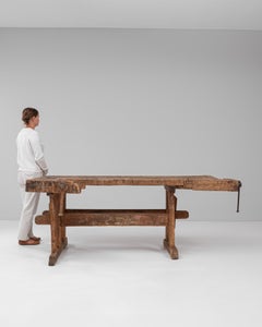 Mesa de trabajo rústica de madera con tornillo de banco de hierro forjado, estilo rústico