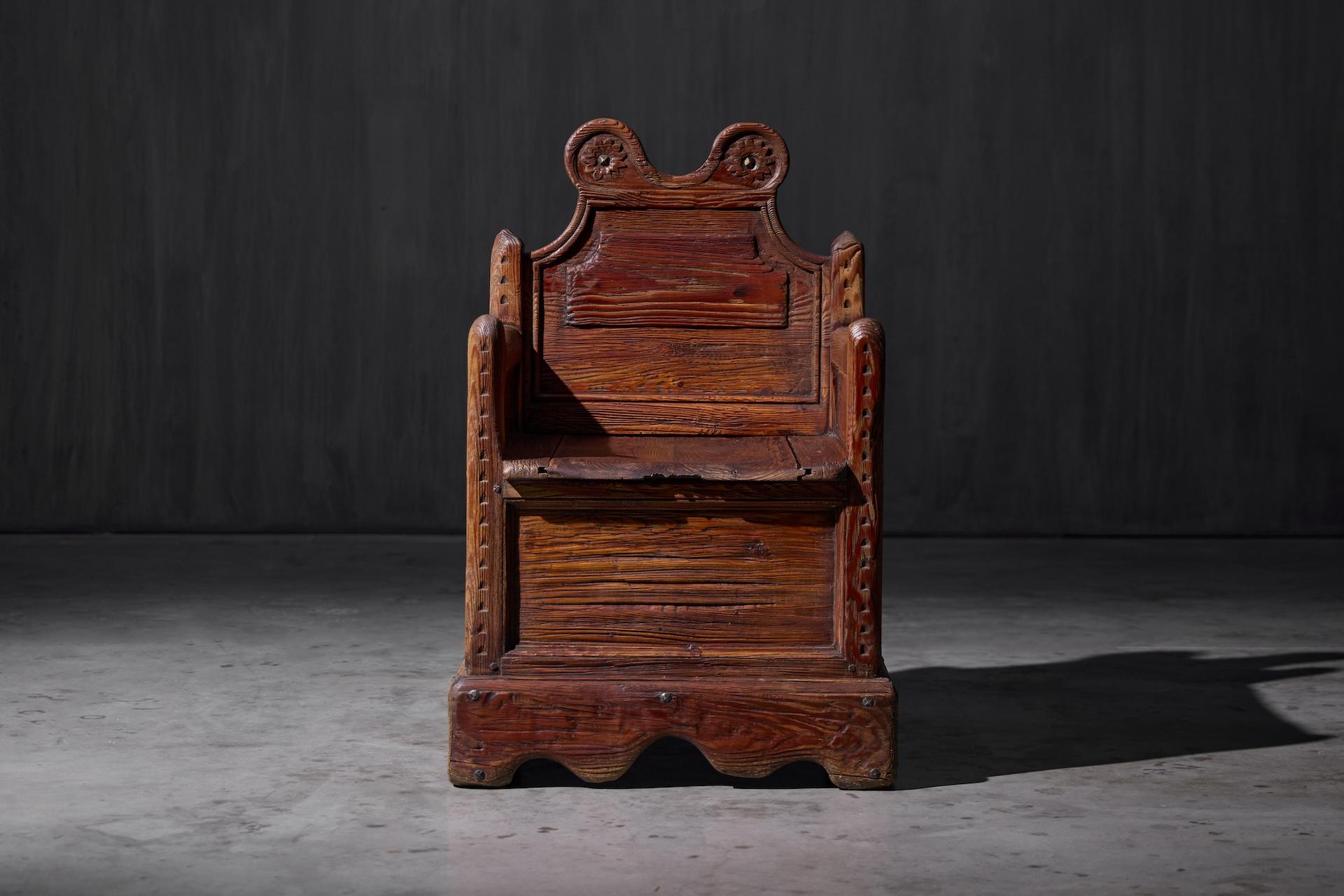 Francese Poltrona rustica in legno con scomparto interno, Francia, XIX secolo in vendita