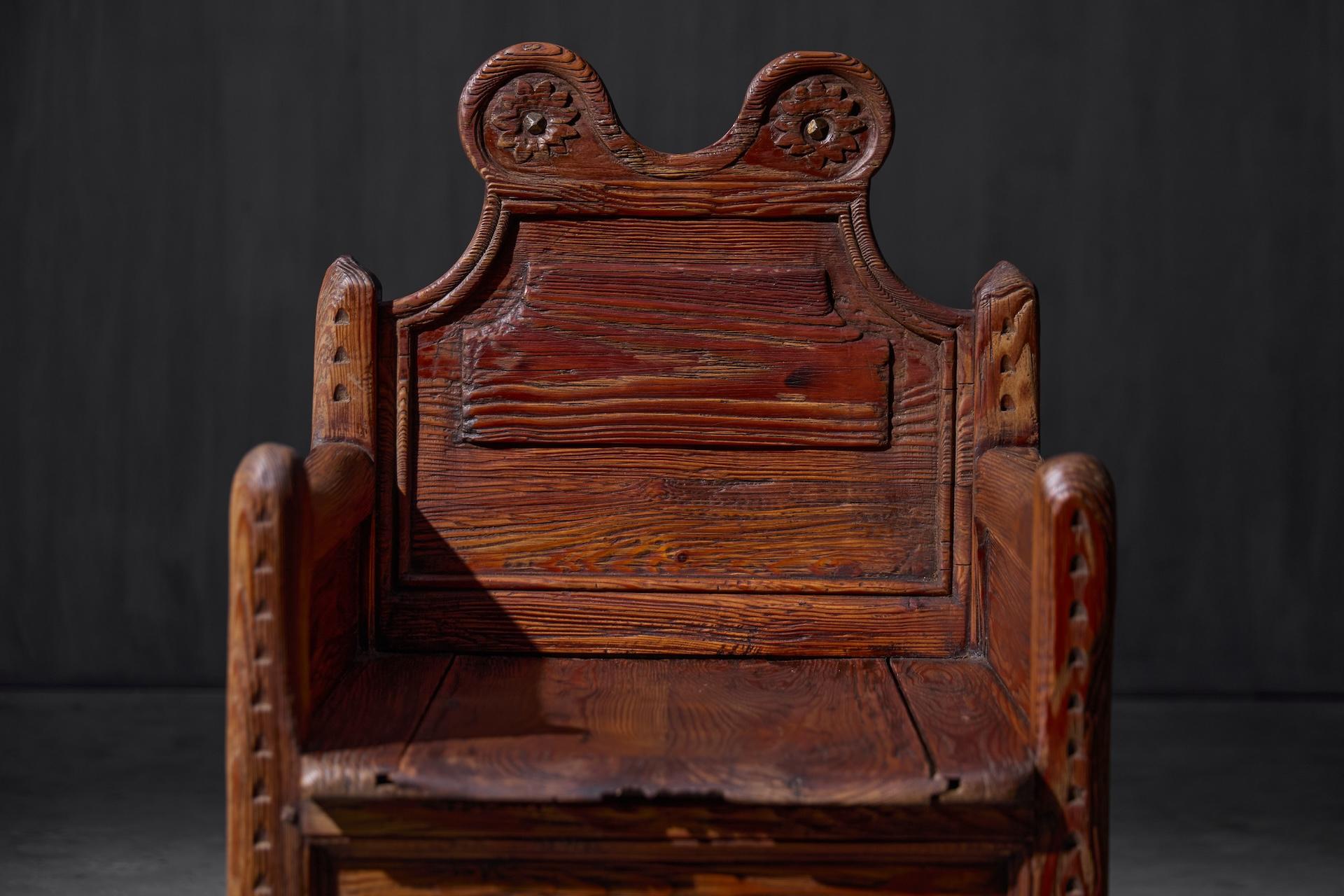Poltrona rustica in legno con scomparto interno, Francia, XIX secolo In condizioni ottime in vendita a Antwerp, BE