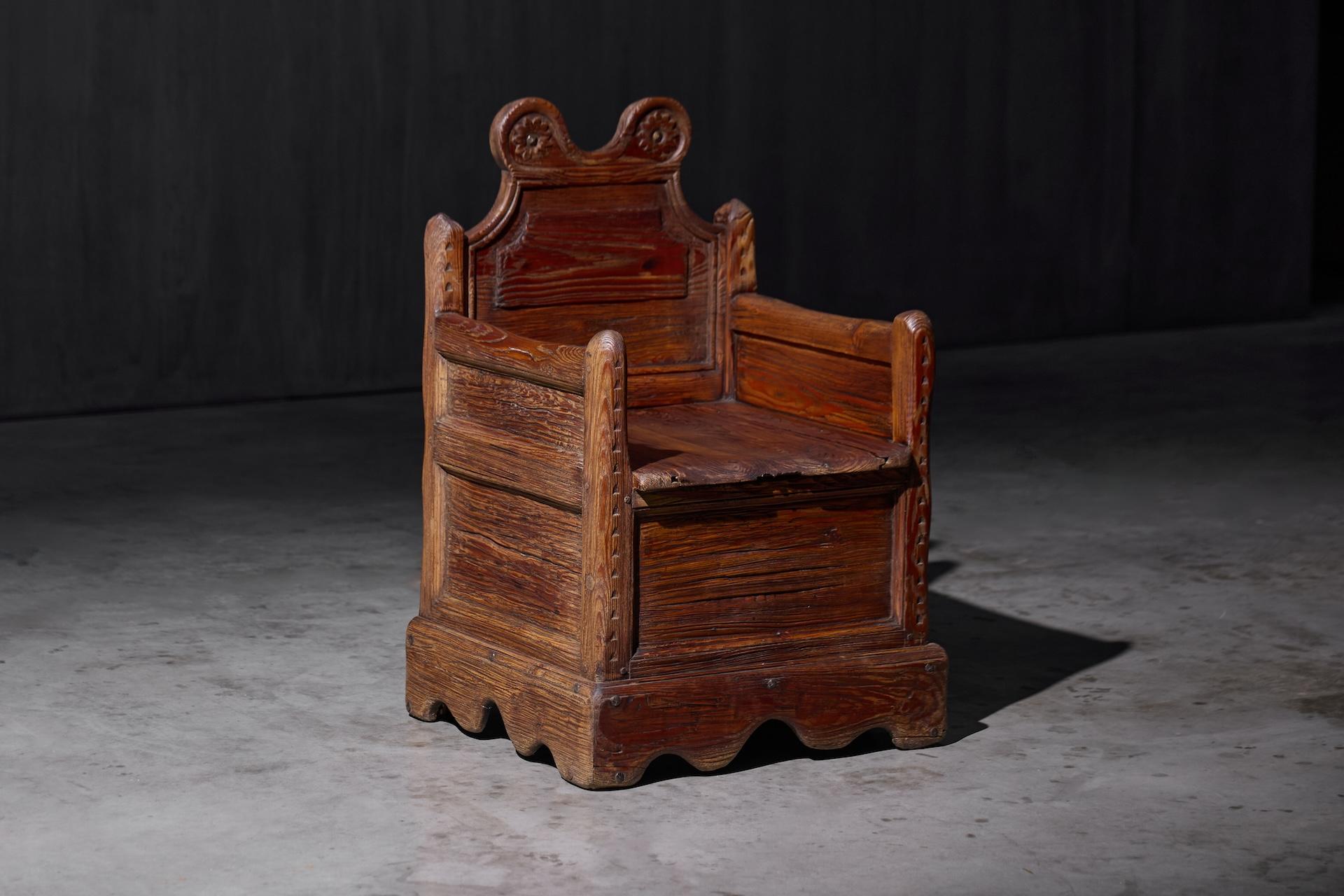 Legno Poltrona rustica in legno con scomparto interno, Francia, XIX secolo in vendita