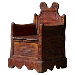 Fauteuil rustique en bois avec compartiment intérieur, France, 19ème siècle