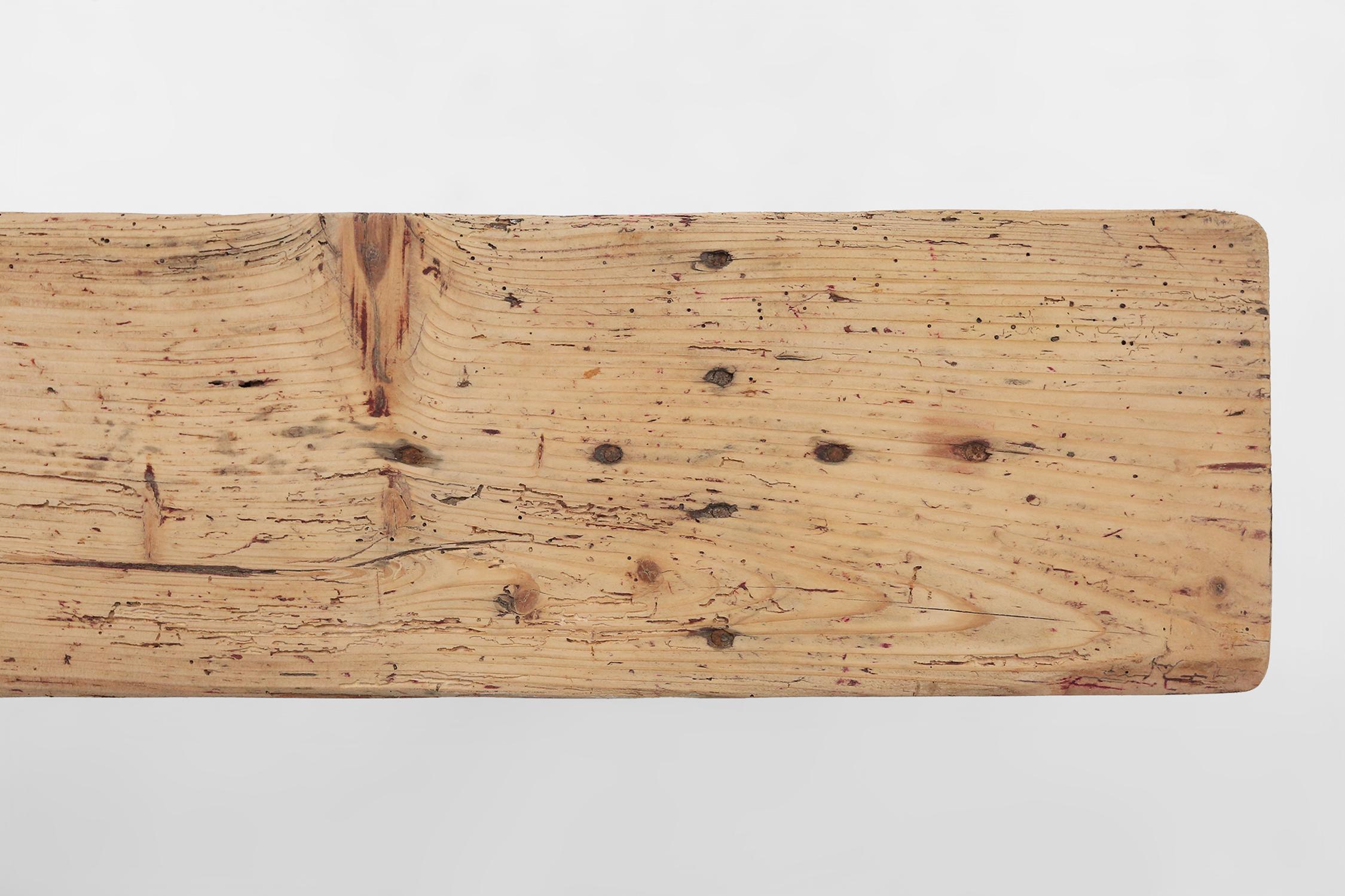 Rustic wooden bench in with brown painted feet, France ca. 1890 In Good Condition For Sale In Meulebeke, BE