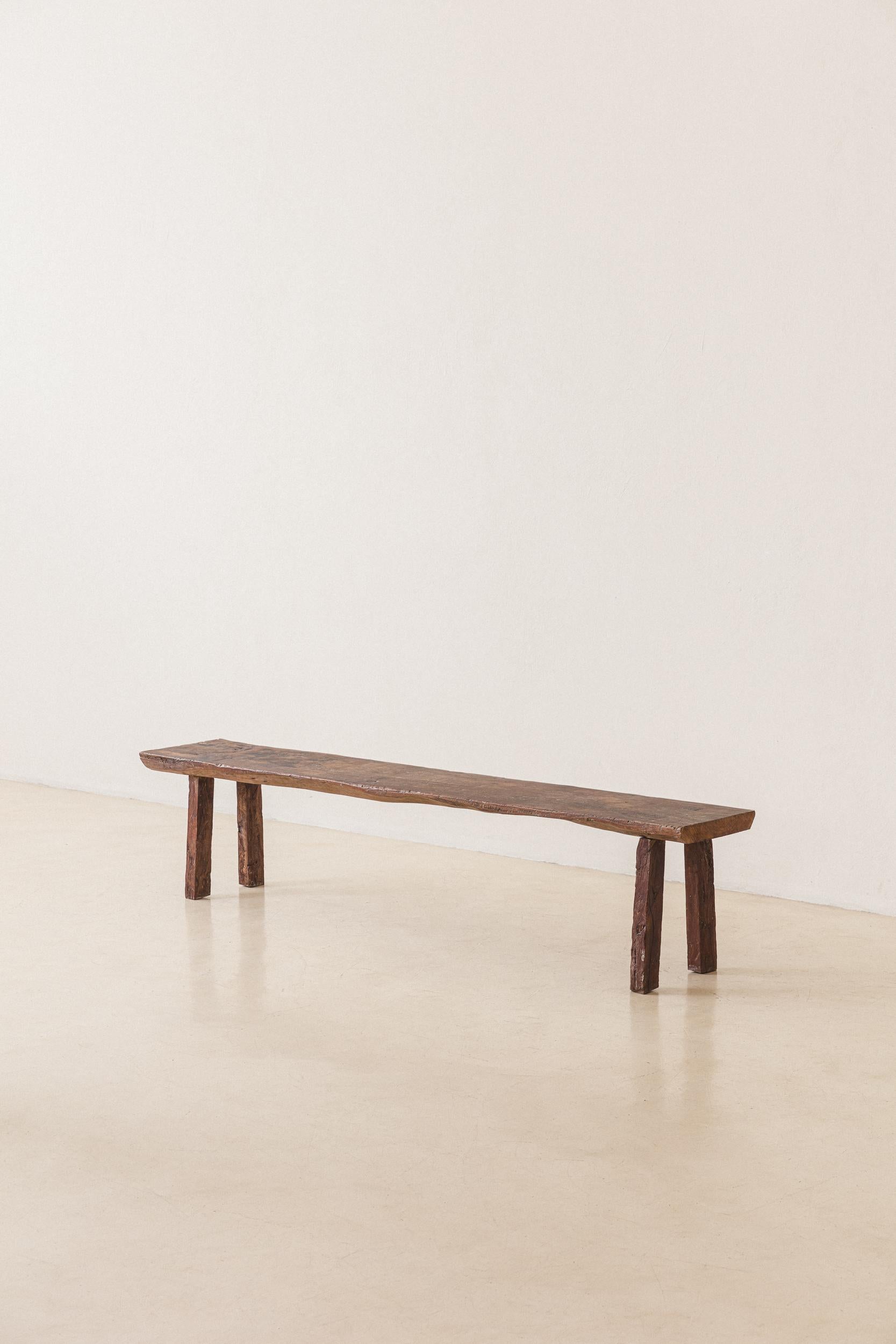 Bank aus rustikalem Holz, charakteristisch für das beliebte Design in der brasilianischen Inneneinrichtung