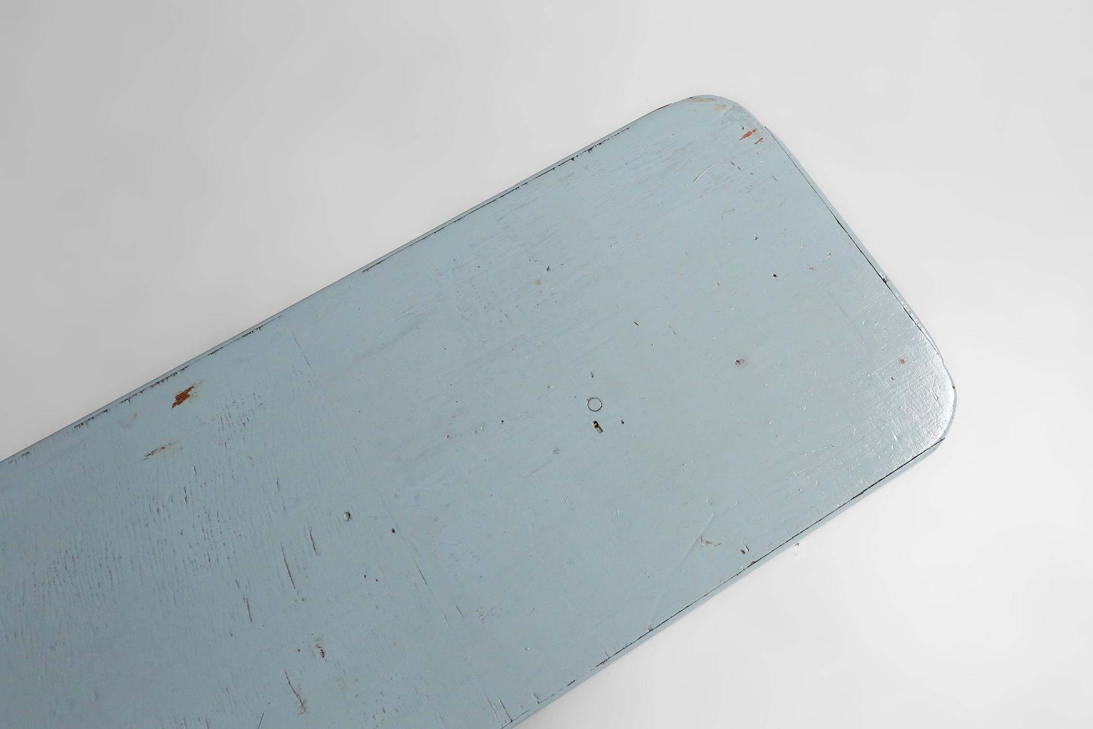 Rustikale Holzbank mit blauer Platte, Frankreich 1930er Jahre im Angebot 3
