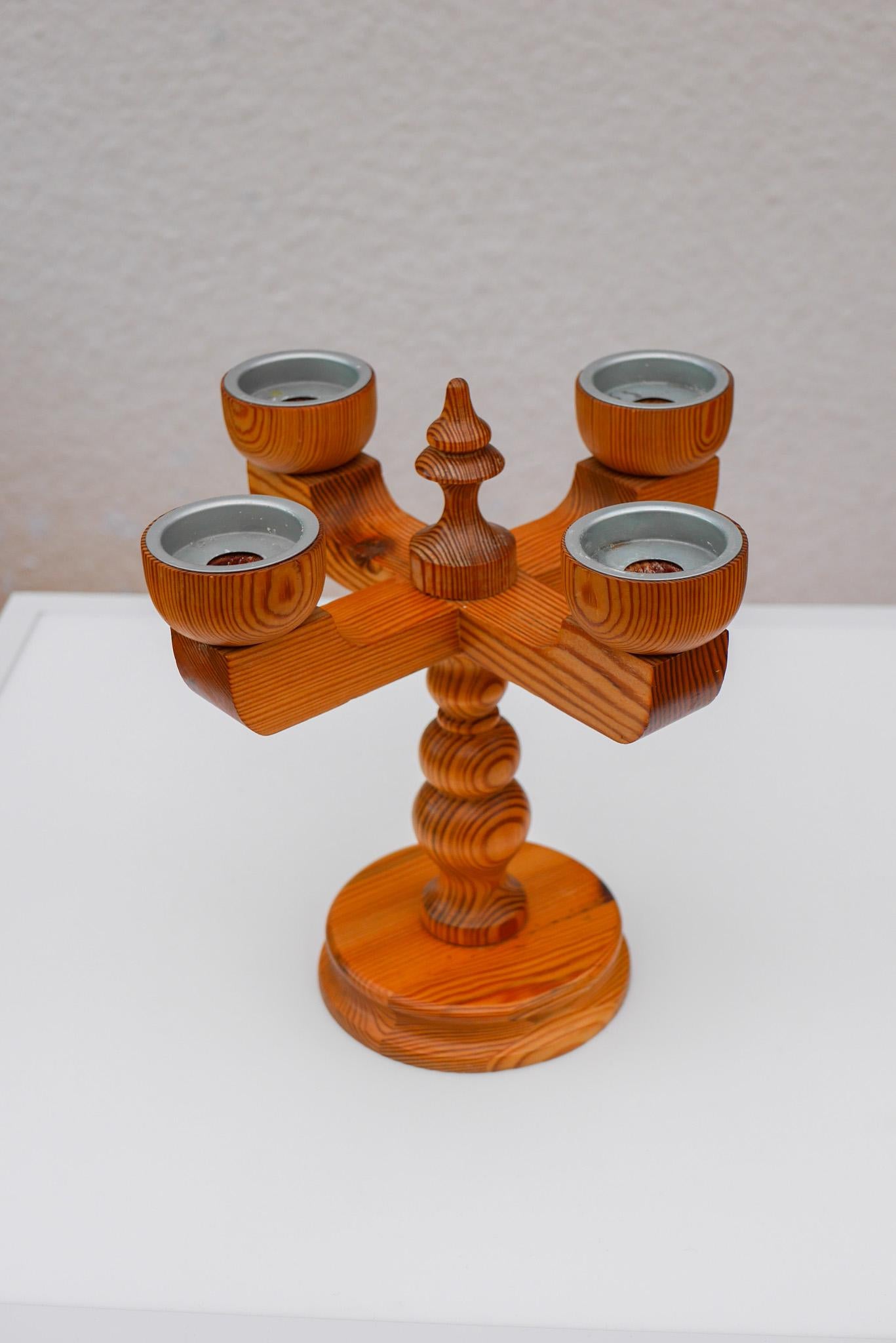 Porte-bougies rustique en bois 1970 par Jan Johnsson pour Smålandsslöjd Suède en vente 2