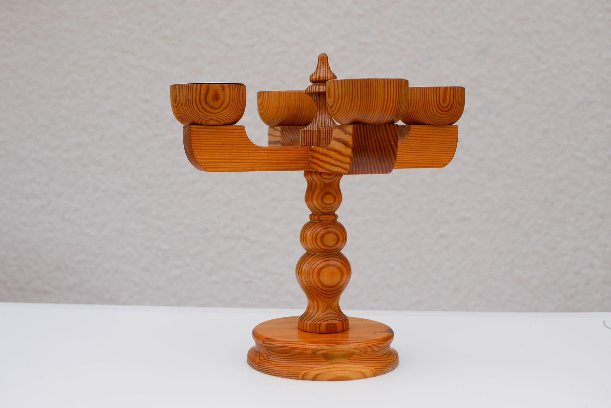 Rustique et imposant, ce grand candélabre en bois fait main a été fabriqué en pin massif par Smålandsslöjd, en Suède, et conçu par Stig Johnson - un artisan célèbre pour ses bols, ses chandeliers et d'autres objets décoratifs et pratiques en bois