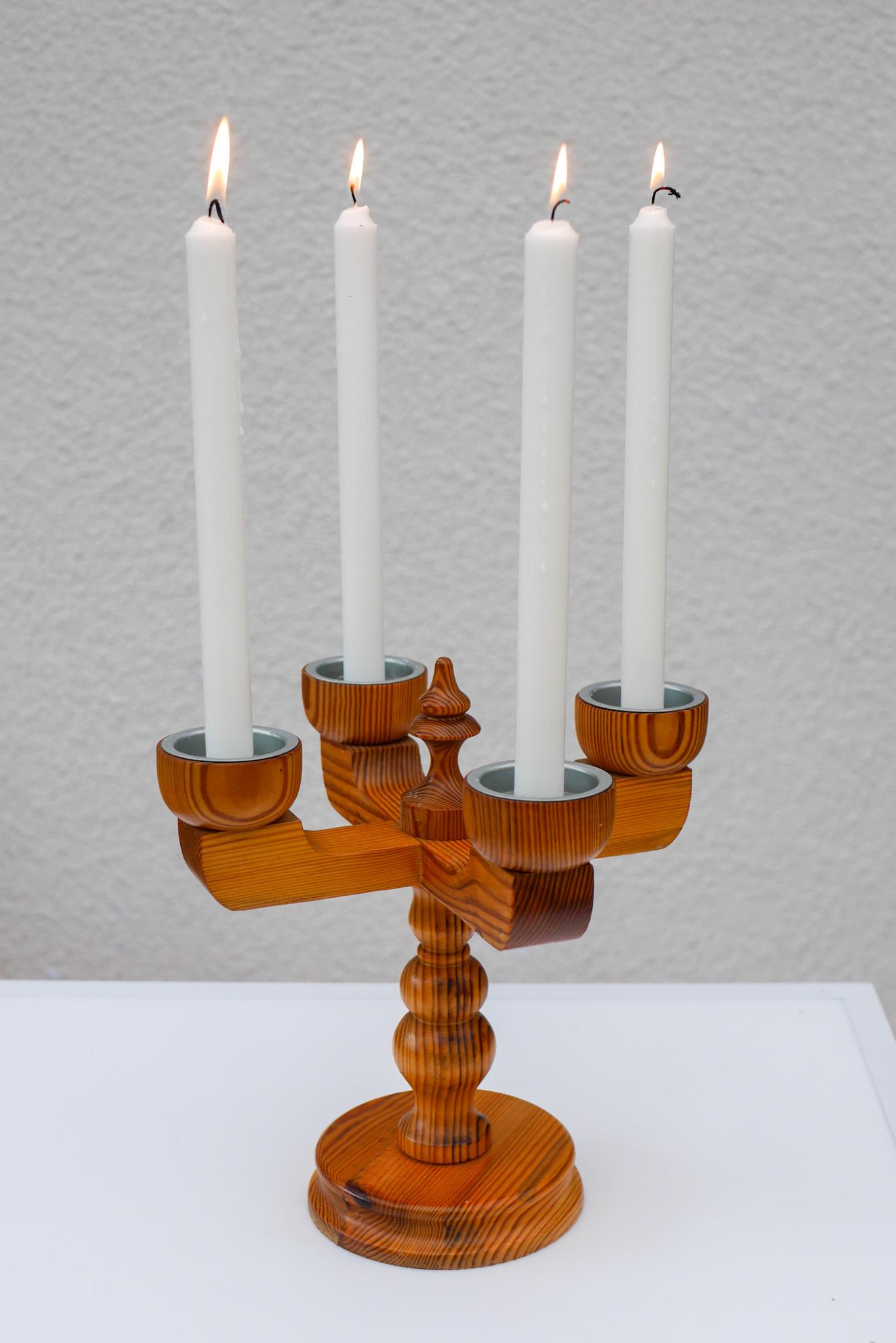Suédois Porte-bougies rustique en bois 1970 par Jan Johnsson pour Smålandsslöjd Suède en vente