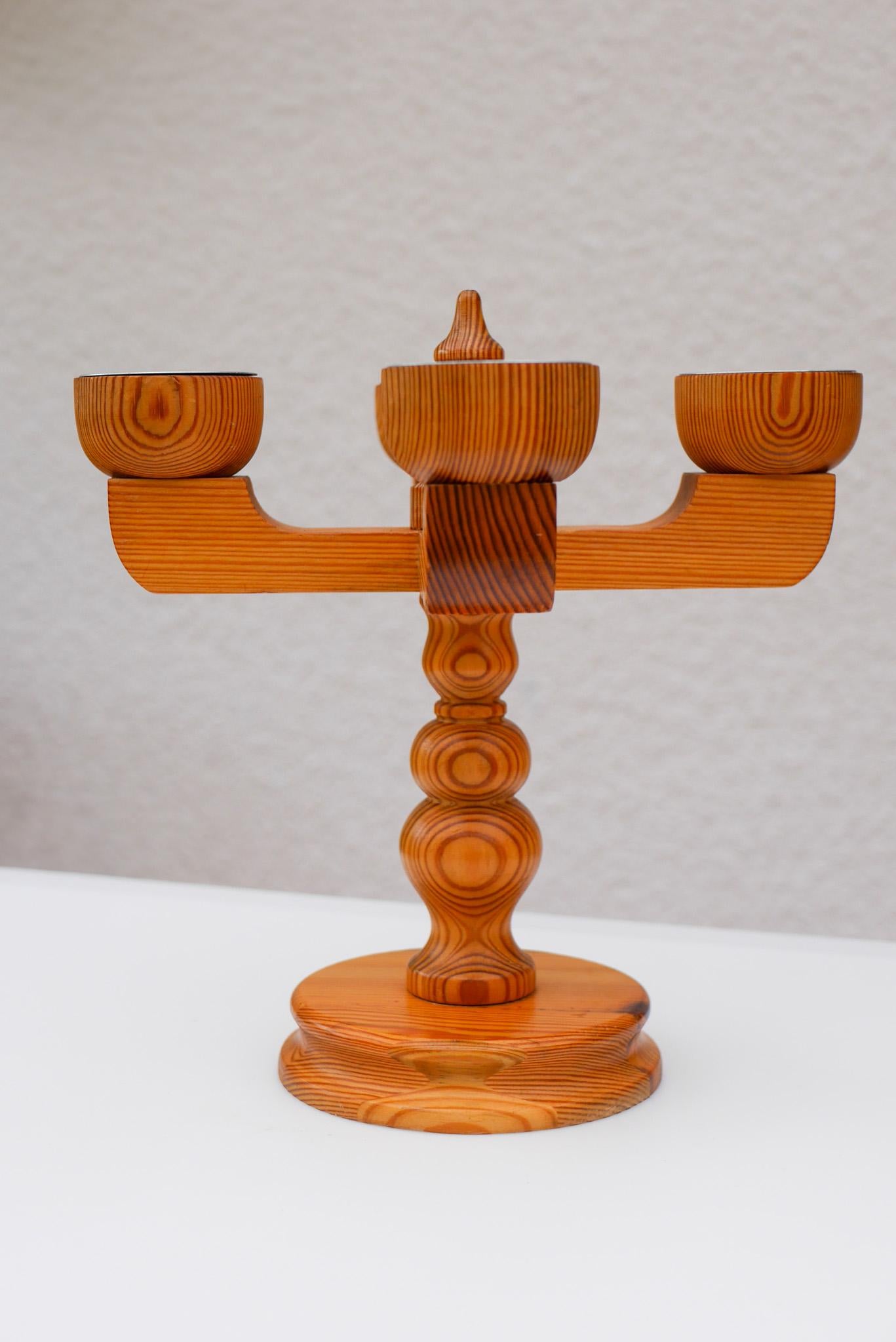 Porte-bougies rustique en bois 1970 par Jan Johnsson pour Smålandsslöjd Suède en vente 1
