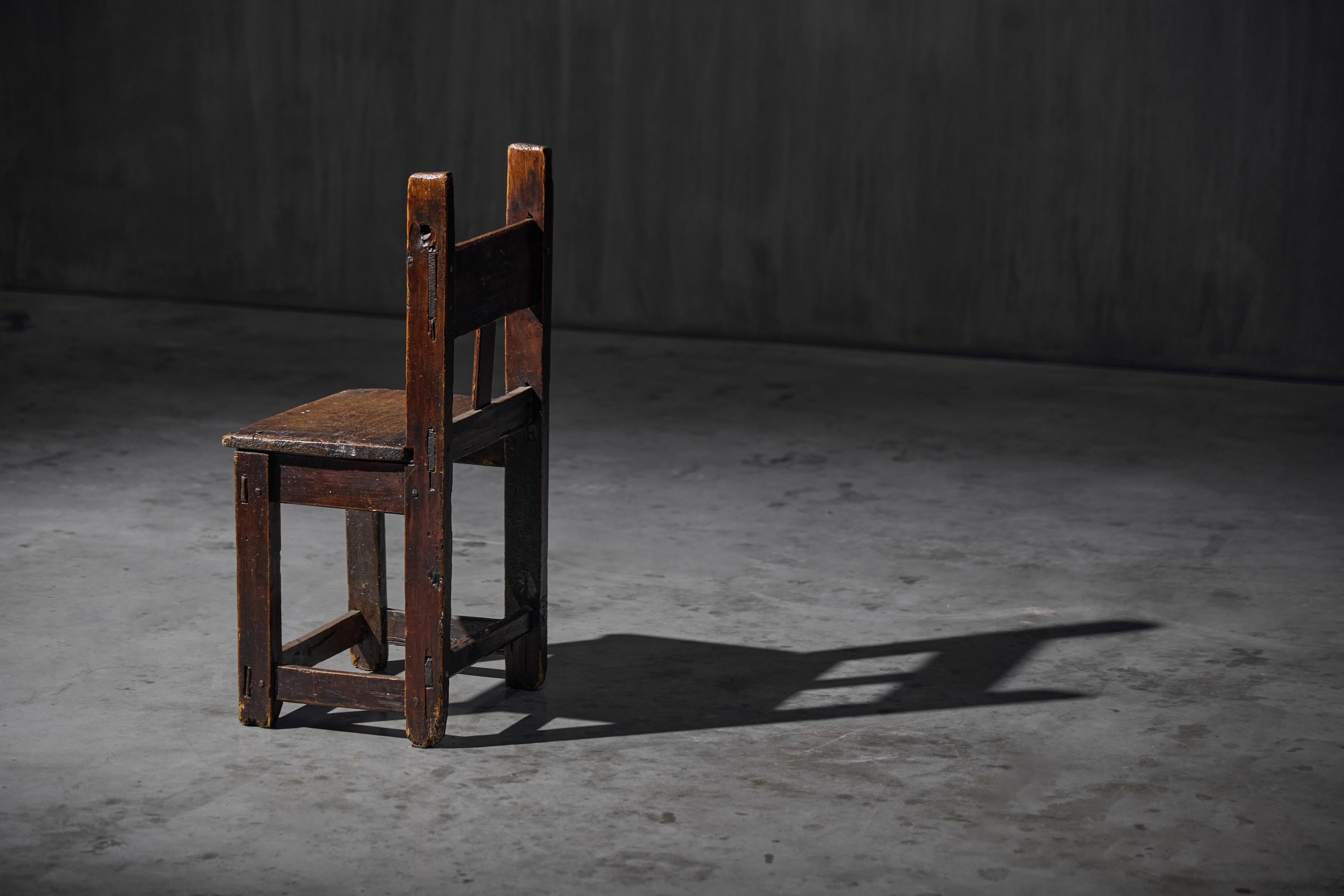 Rustic Wooden Child's Chair, France, Early 20th Century In Excellent Condition For Sale In Antwerp, BE
