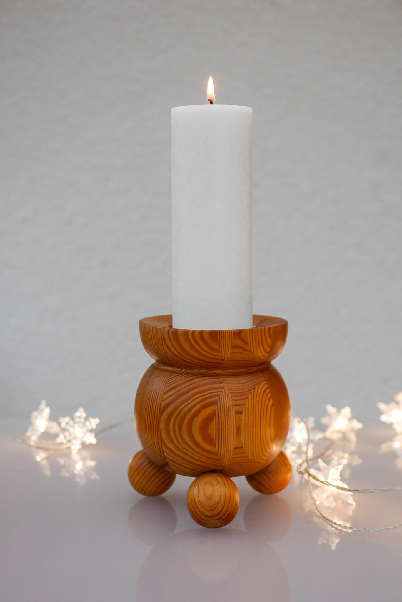 Fatto a mano Portacandele natalizio rustico in legno anni '70 per Smålandsslöjd Svezia in vendita