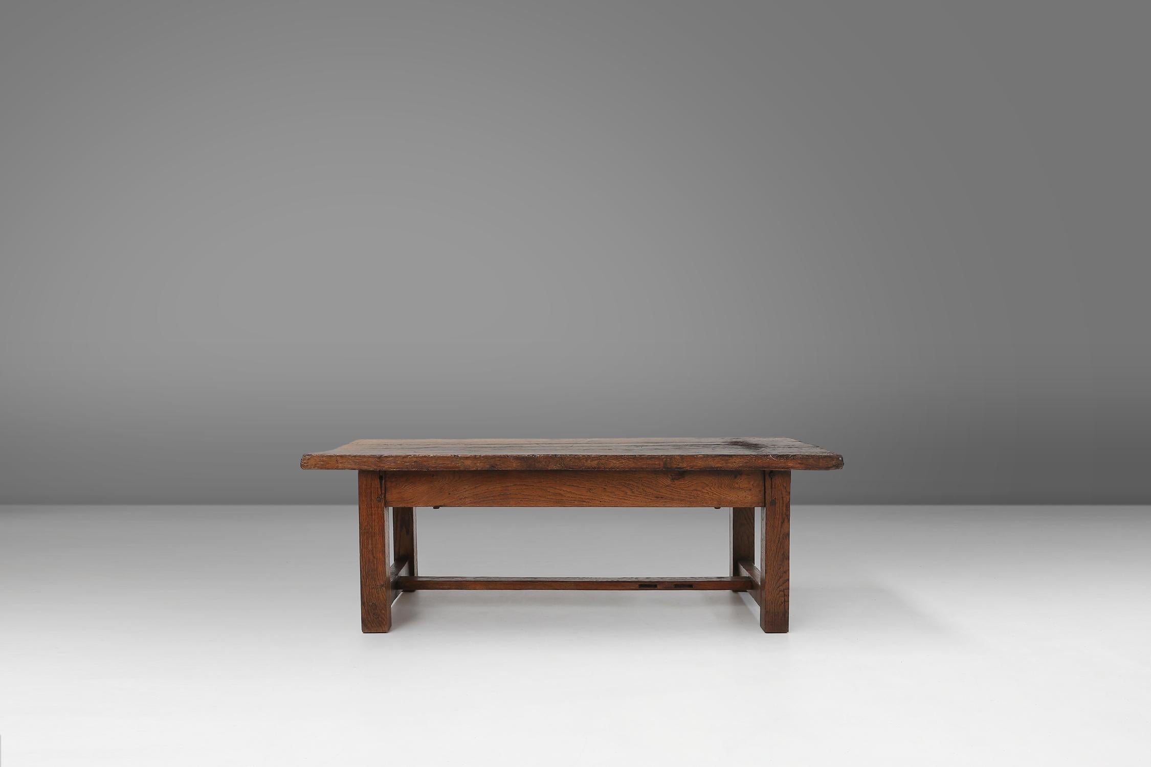 Cette table basse fabriquée en Belgique en 1890 a beaucoup de patine sur le bois, ce qui témoigne de sa longue histoire et de son caractère. Le bois a un aspect très rustique et wabi sabi, c'est-à-dire qu'il apprécie la beauté de l'imparfait et de