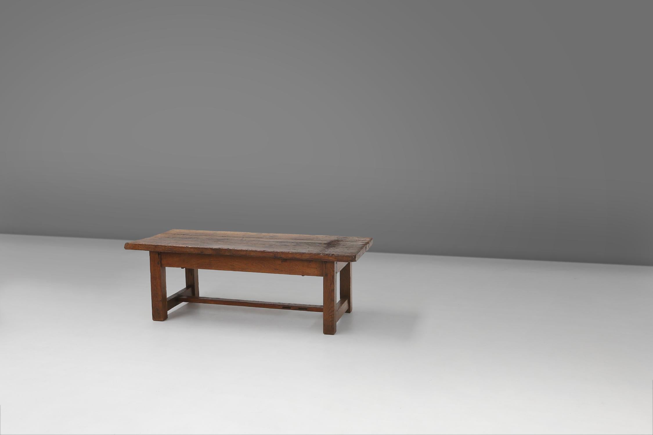Rustique Table basse rustique en bois 1890 en vente