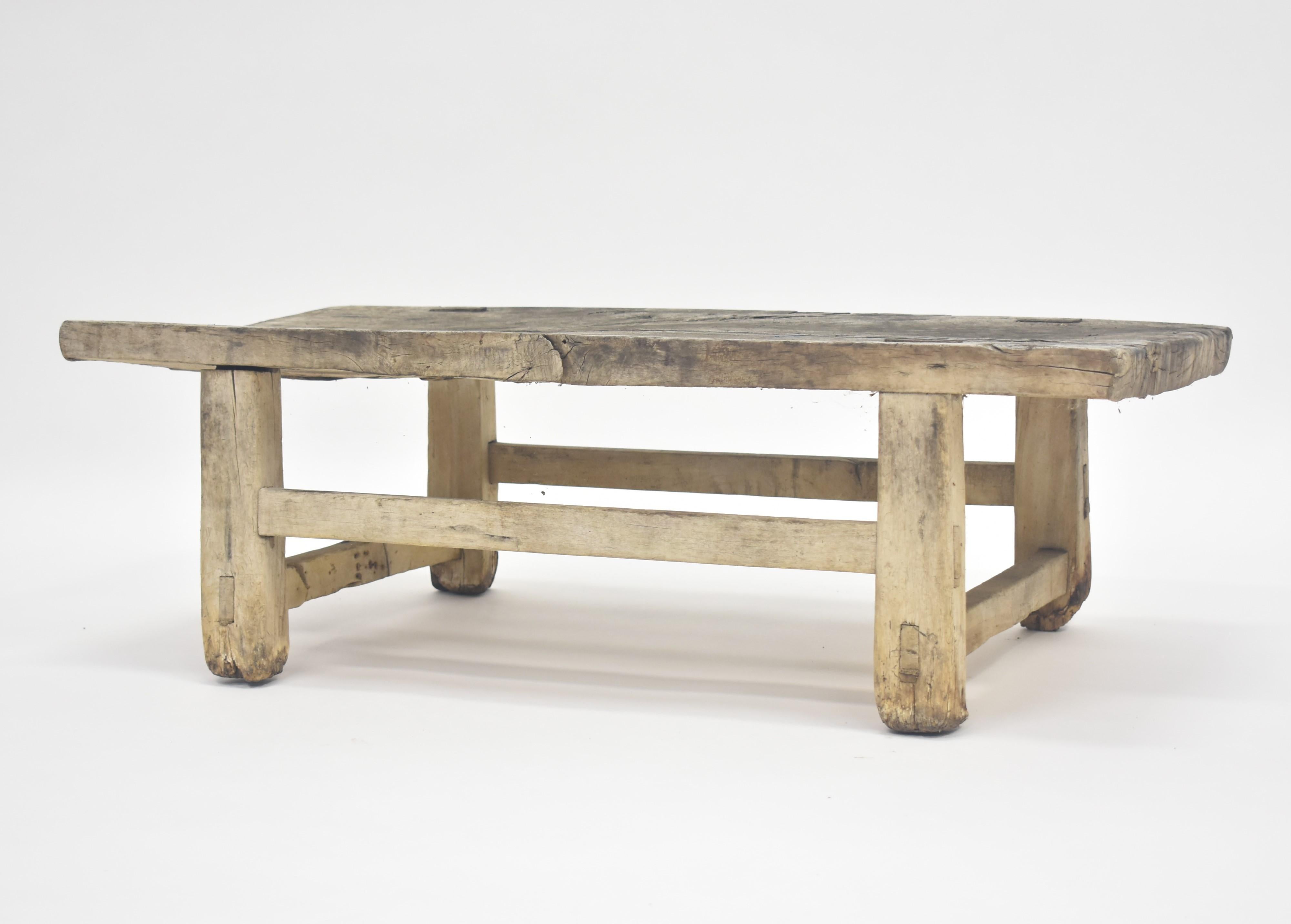 Table basse rectangulaire rustique en bois, parfaite pour l'intérieur ou l'extérieur. 