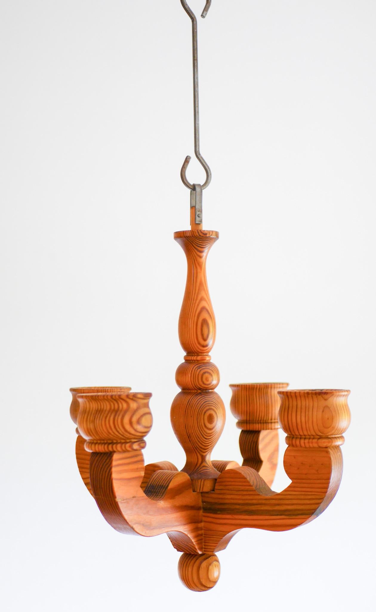 Chandelier en bois rustique, substantiel et suspendu, fabriqué à la main en pin massif par Smålandsslöjd, en Suède, et conçu par Stig Johnson - un artisan célèbre pour ses bols, chandeliers et autres objets décoratifs et pratiques fabriqués en bois