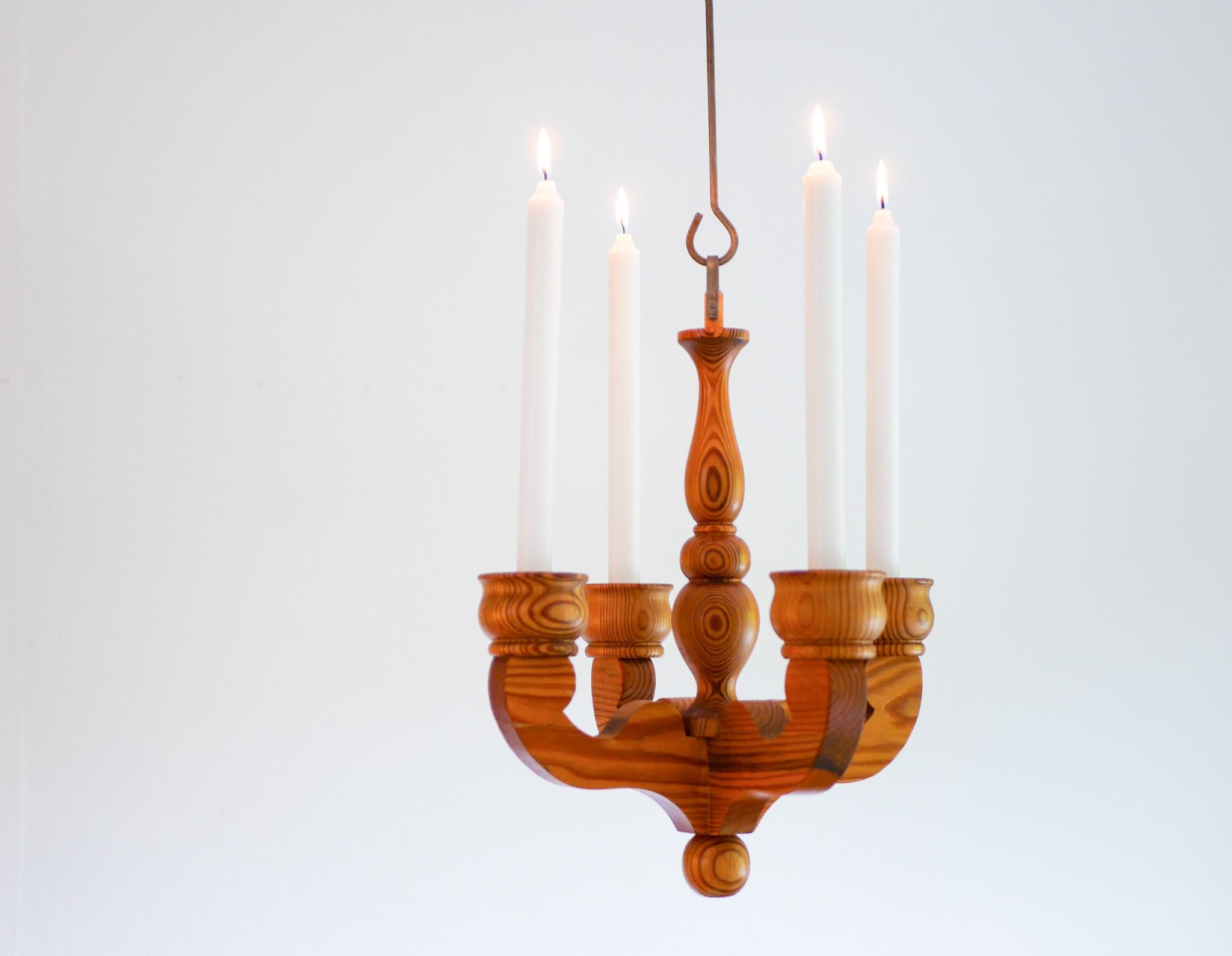 Mid-Century Modern Chandelier rustique à pendentifs en bois Porte-bougies pour Smålandsslöjd Suède en vente