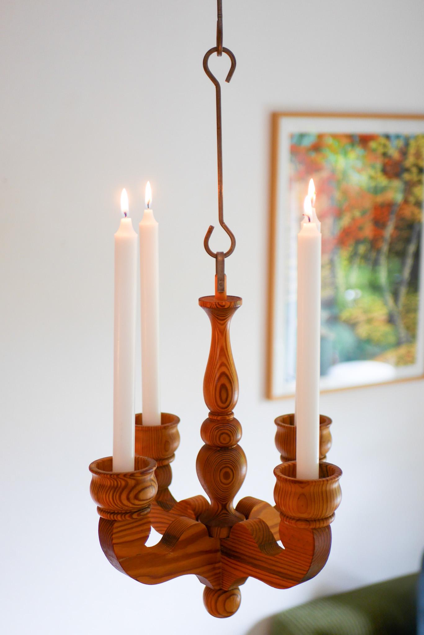 Fin du 20e siècle Chandelier rustique à pendentifs en bois Porte-bougies pour Smålandsslöjd Suède en vente