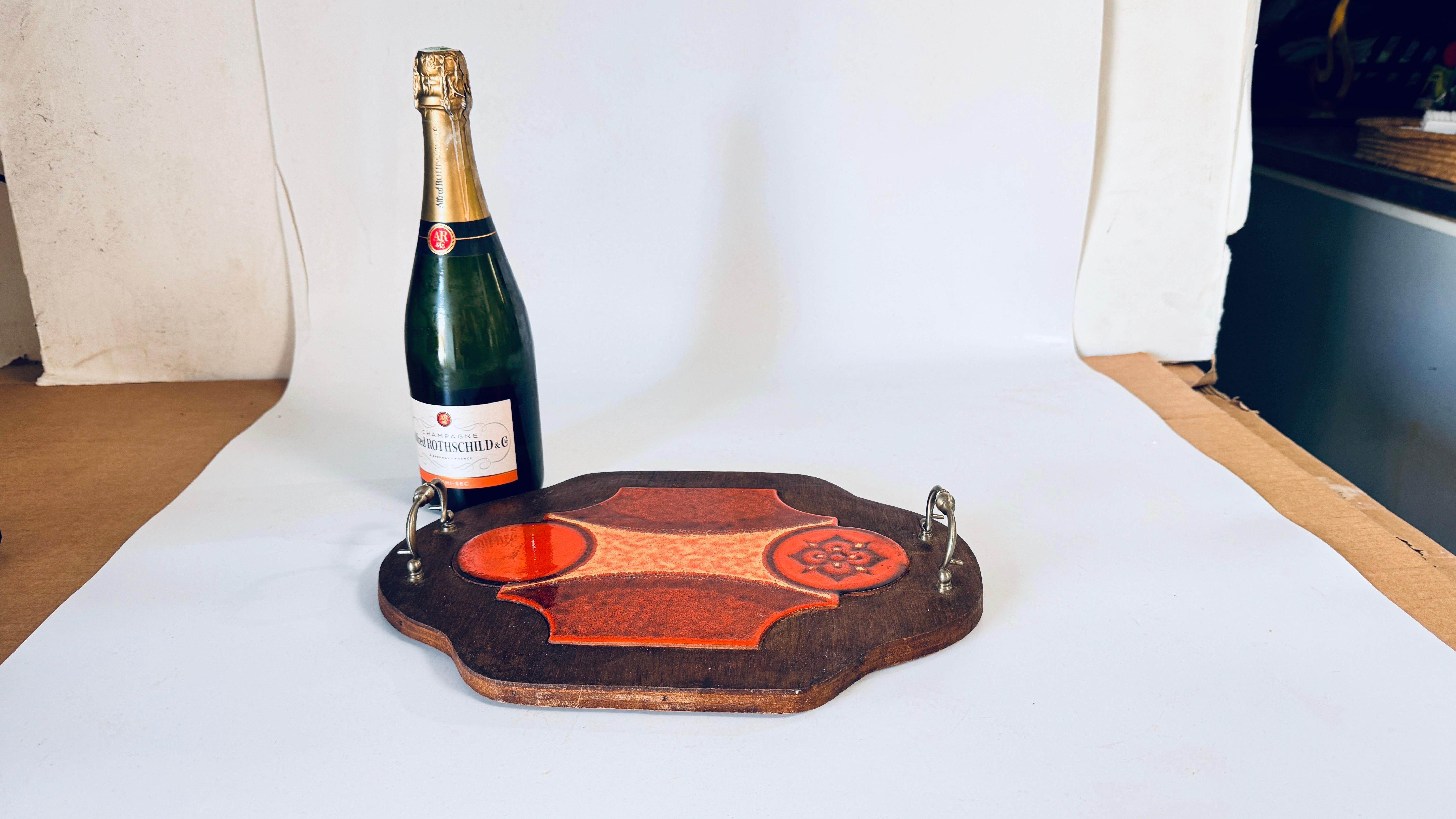 Bandeja Rústica de Madera para Servir con Azulejos de Cerámica y Asas de Metal Provenzal Francés Provincial francés en venta
