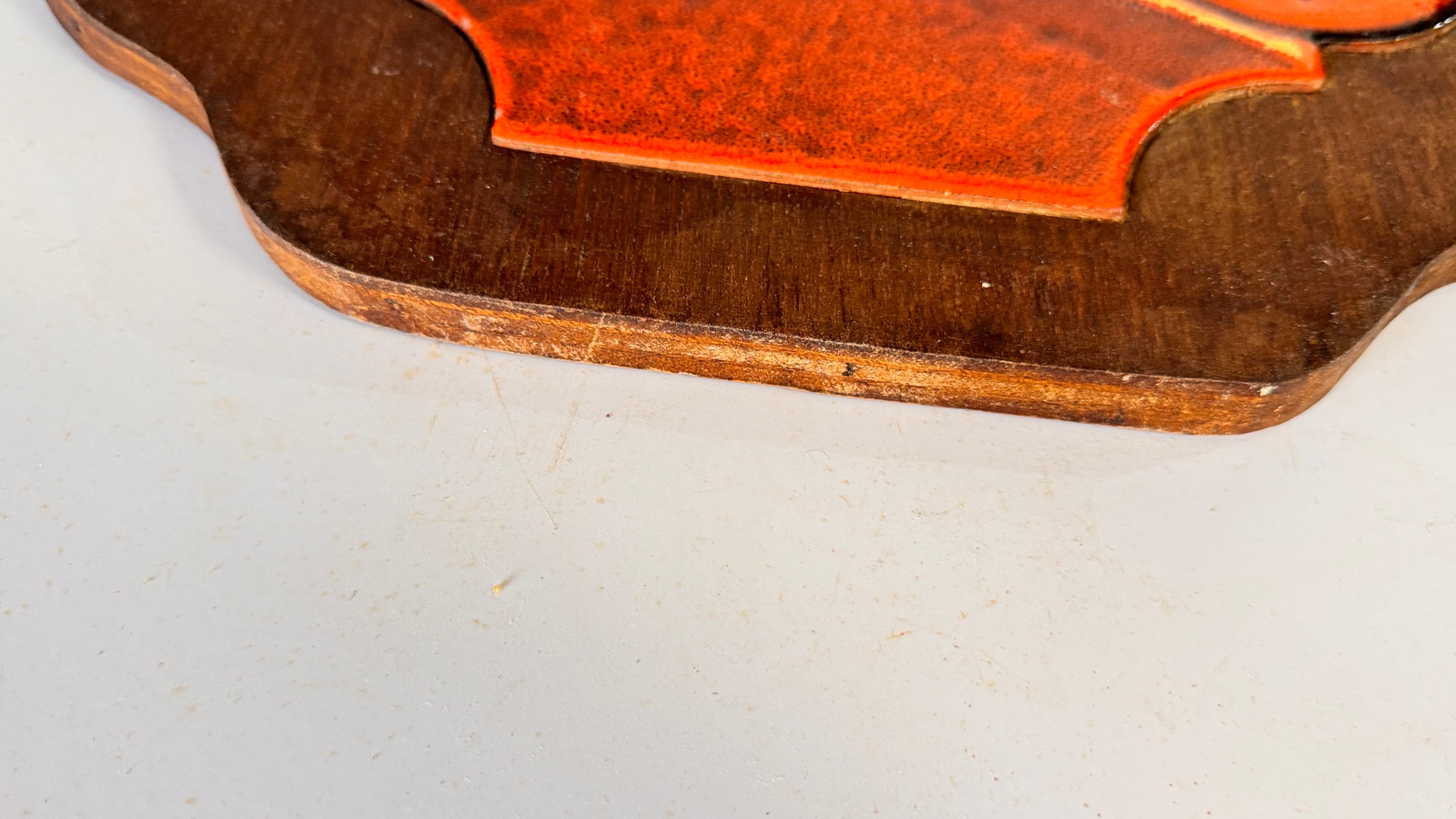 Bandeja Rústica de Madera para Servir con Azulejos de Cerámica y Asas de Metal Provenzal Francés en Bueno estado para la venta en Auribeau sur Siagne, FR