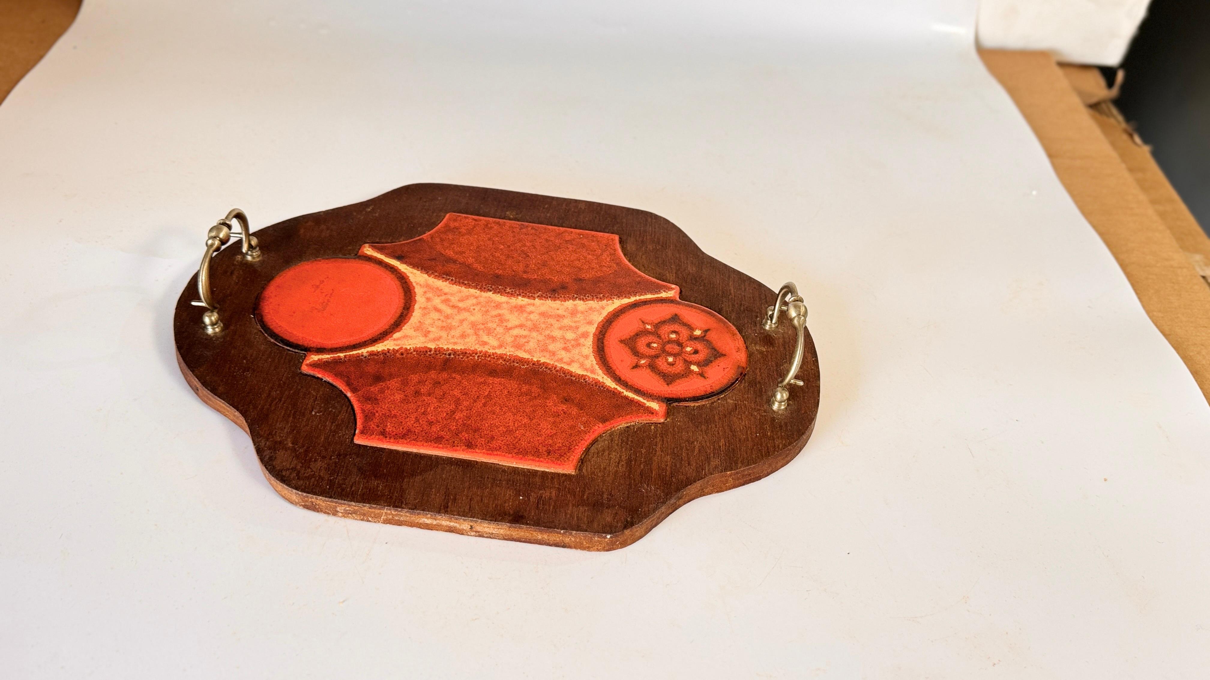 Bandeja Rústica de Madera para Servir con Azulejos de Cerámica y Asas de Metal Provenzal Francés en venta 1