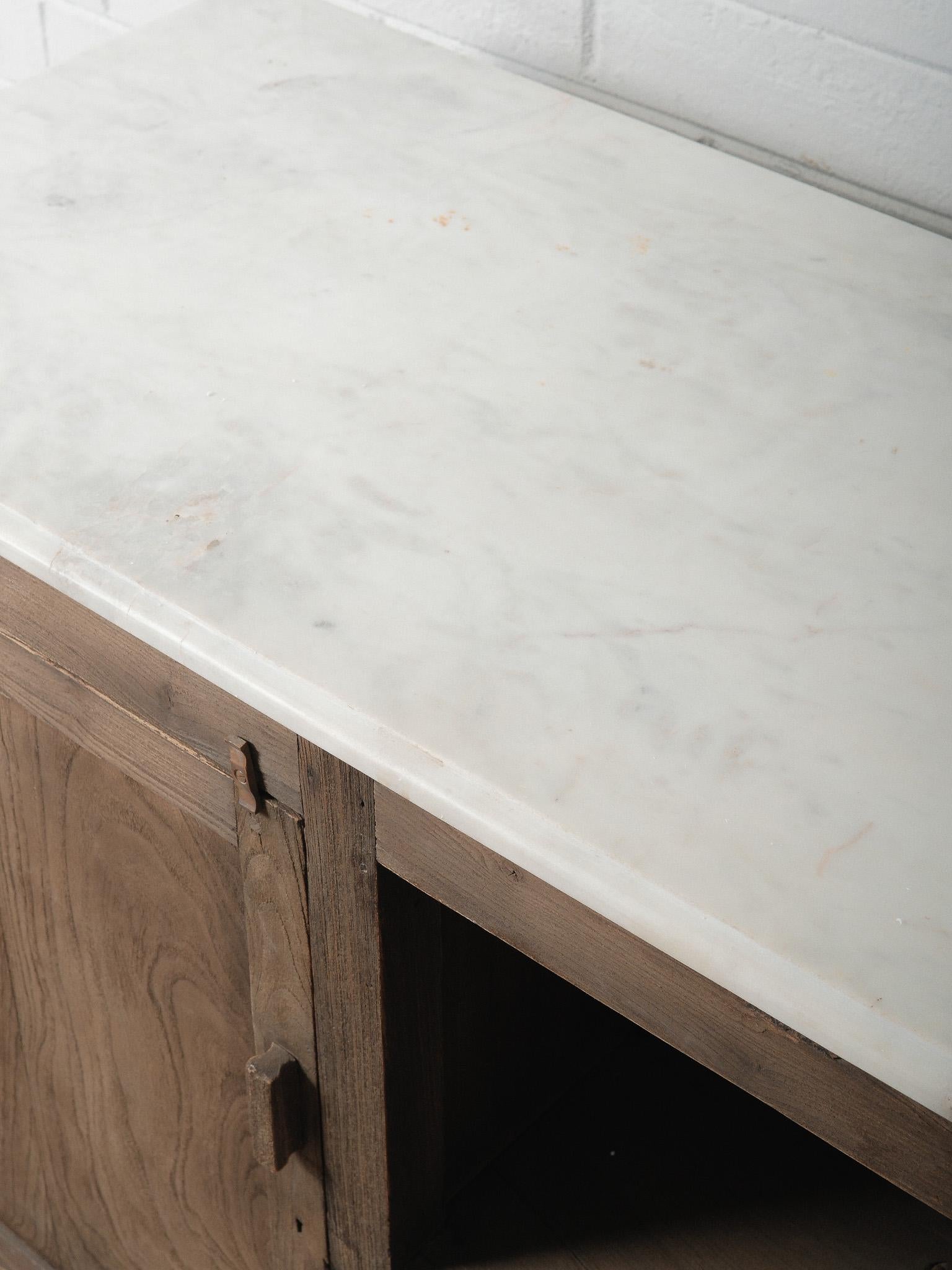 Rustikales Sideboard aus Holz mit Marmorplatte (Indisch) im Angebot